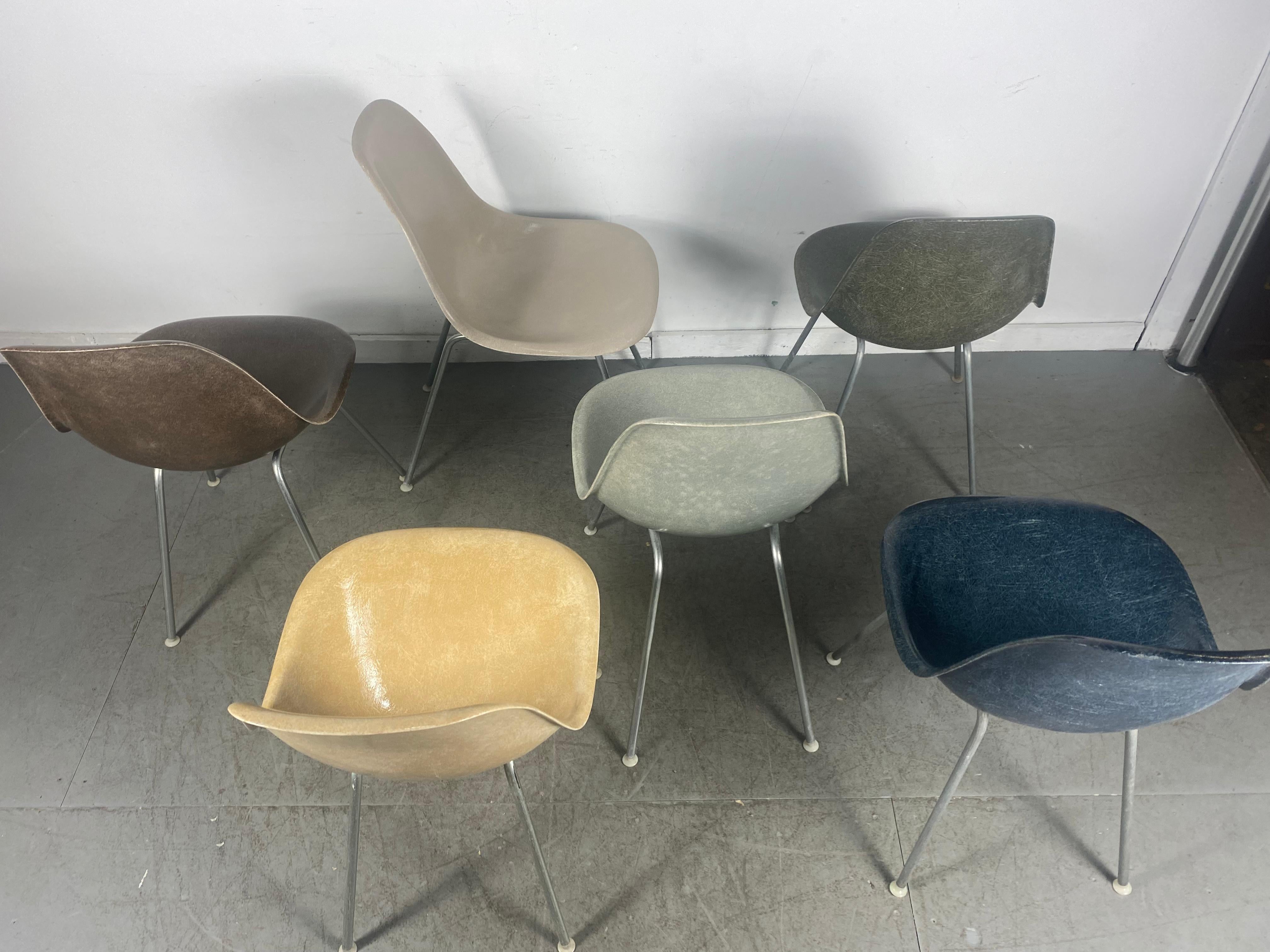 Mid-20th Century Early Set 6 Charles and Ray Eames Fiberglass Side Shell Chairs, Herman Miller