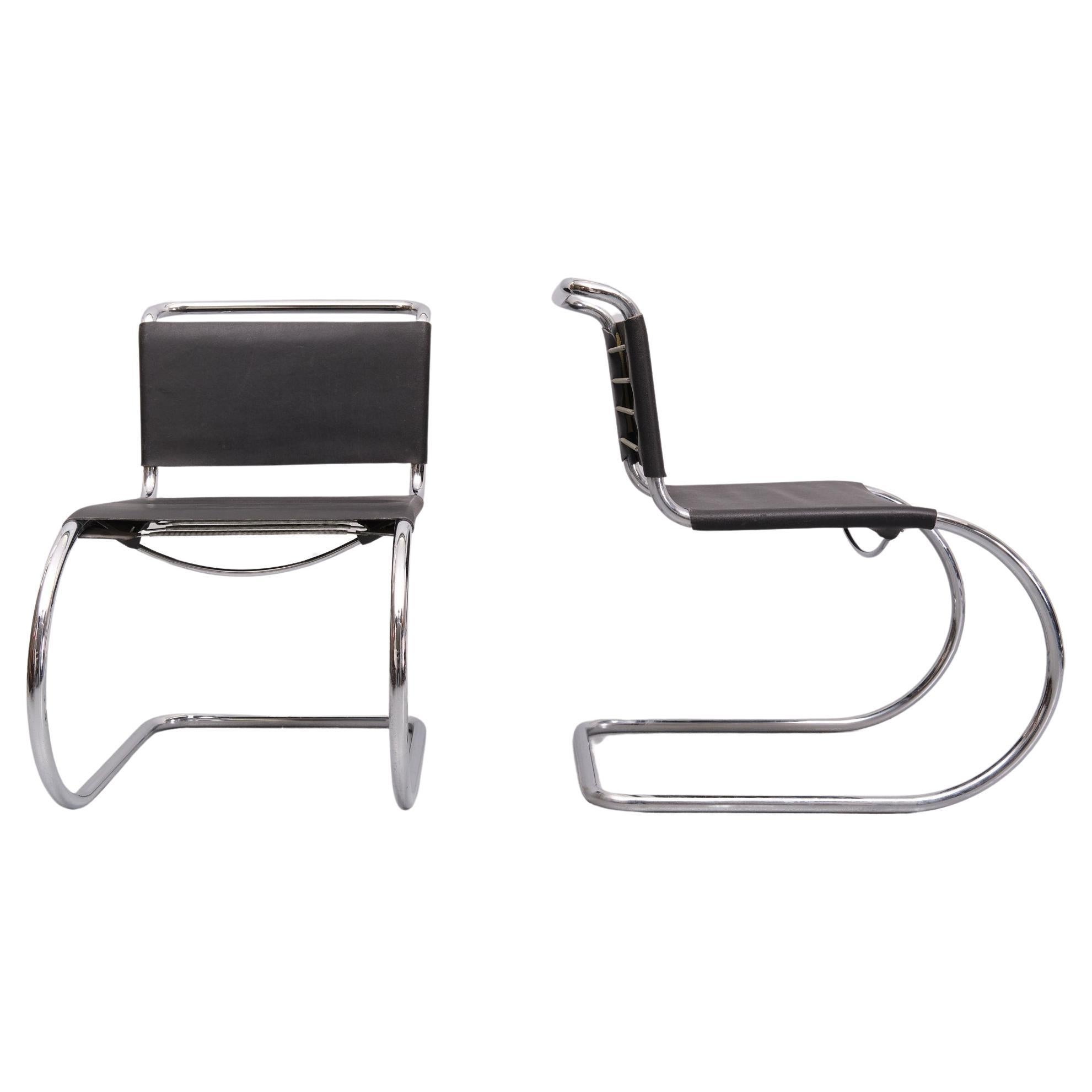 Deux chaises luge emblématiques MR10 . Design/One par Ludwig Mies van der Rohe 
Cadre en tube chromé, avec revêtement en cuir noir. 
Cet ensemble de chaises est un exemple du début des années 1960 de son célèbre design. La chaise MR10 a été conçue