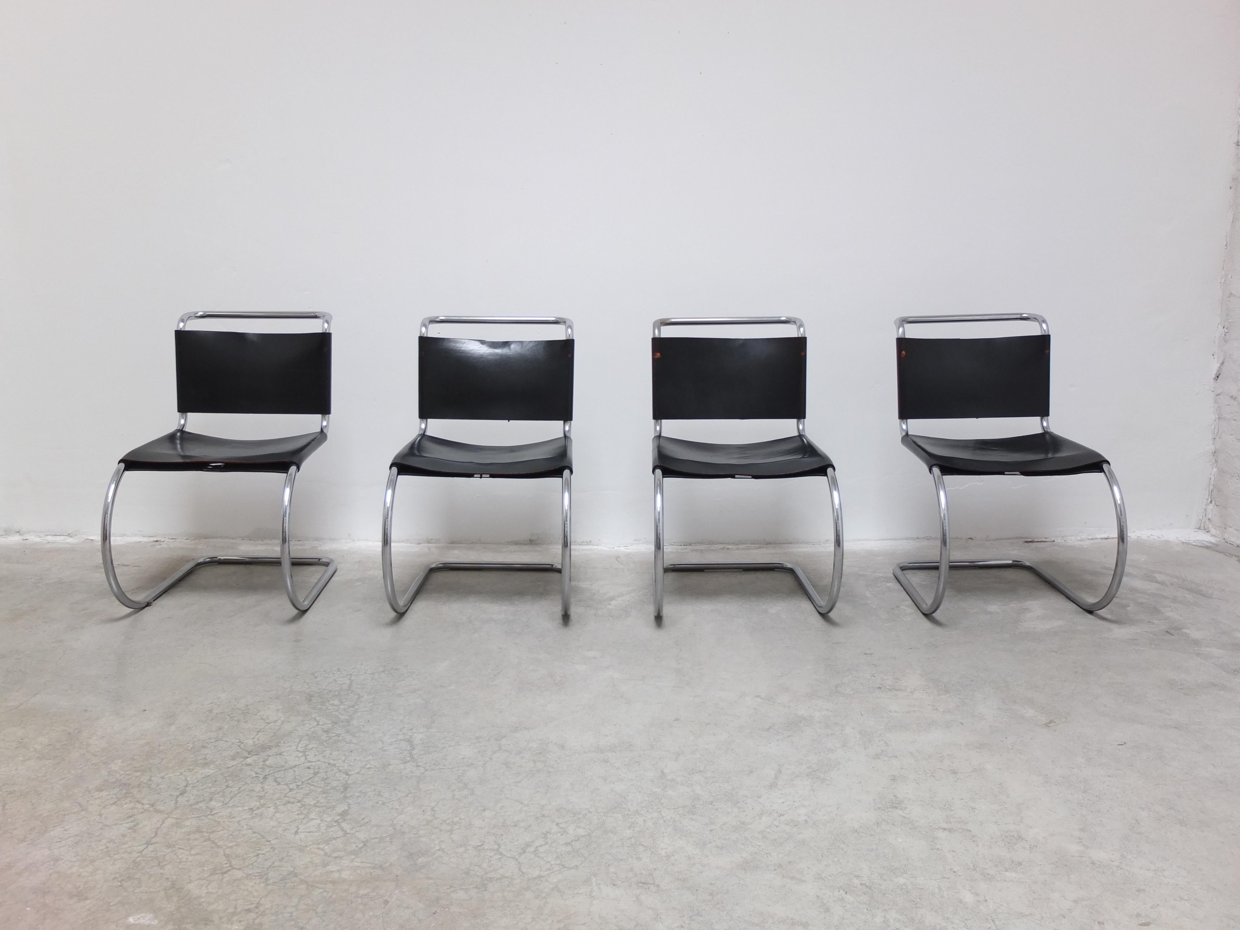 Splendido set di 4 classici del design Bauhaus. La sedia cantiliver 