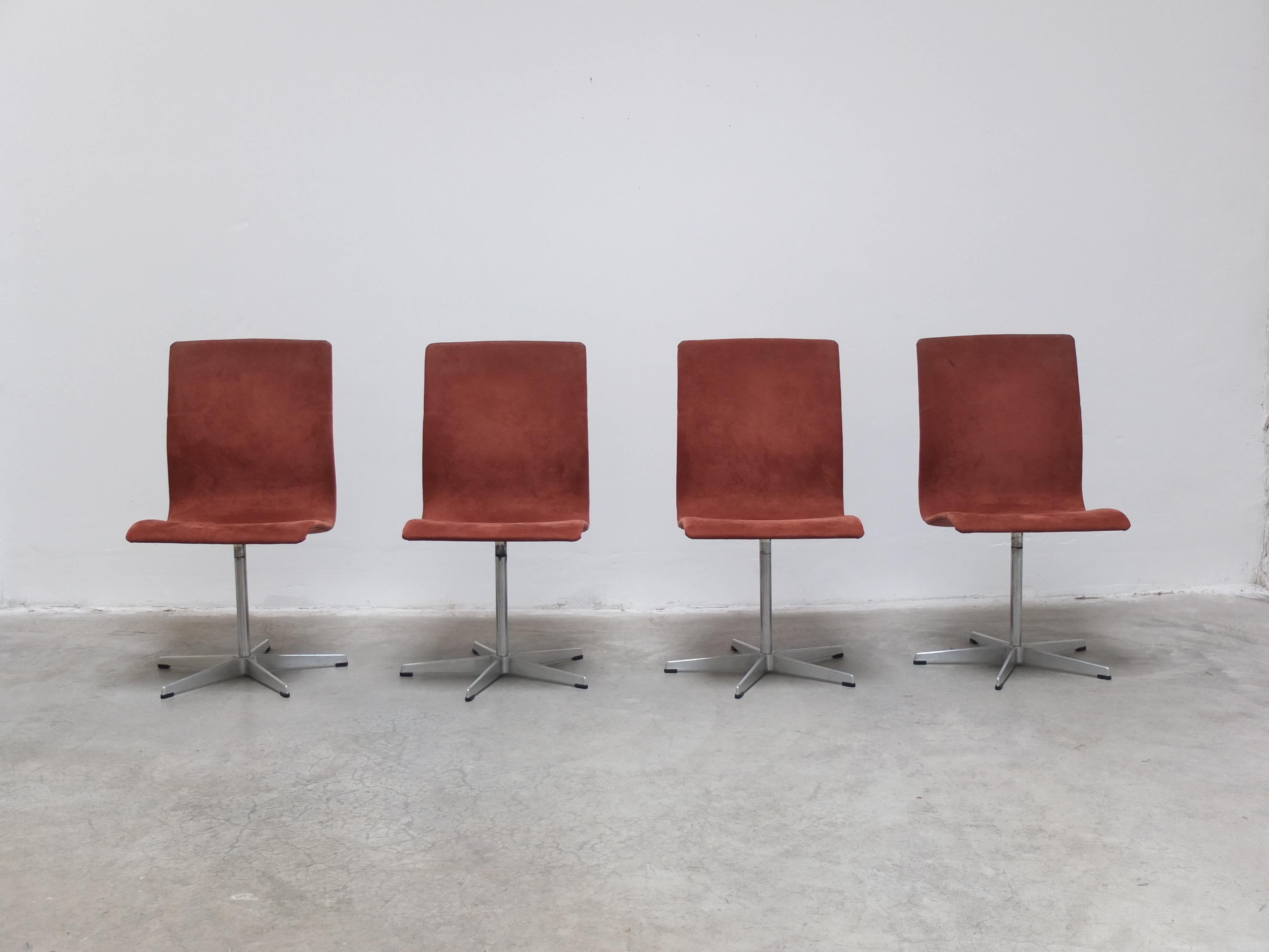 Ensemble original de 4 chaises pivotantes 'Oxford' conçues par Arne Jacobsen en 1965 pour les professeurs du collège St-Catherine à Oxford. Ces premiers exemplaires de 1966 sont dotés d'une sellerie en daim rare et originale. En très bon état pour