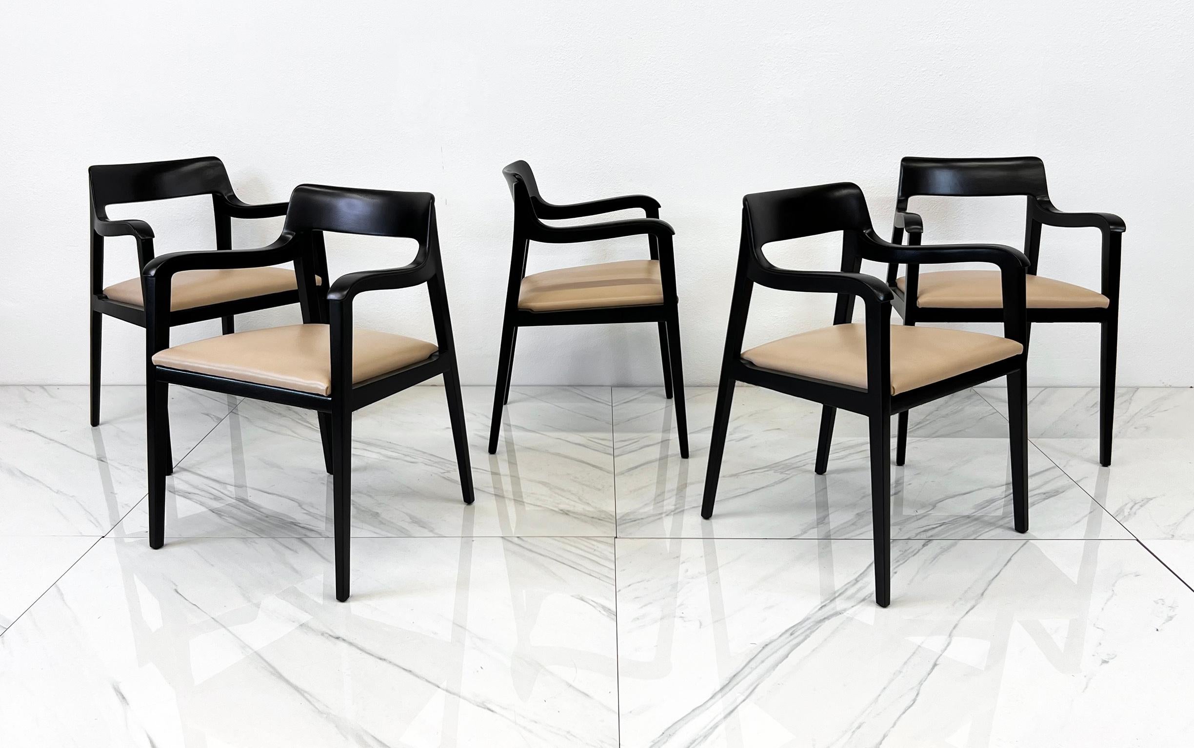 Richten Sie Ihr Augenmerk auf diese absolut atemberaubenden, prächtig neu gepolsterten und lächerlich stilvollen Stühle, die von keinem Geringeren als Edward Wormley für Dunbar Furniture aus Berne, Indiana, entworfen wurden. Diese unglaublich