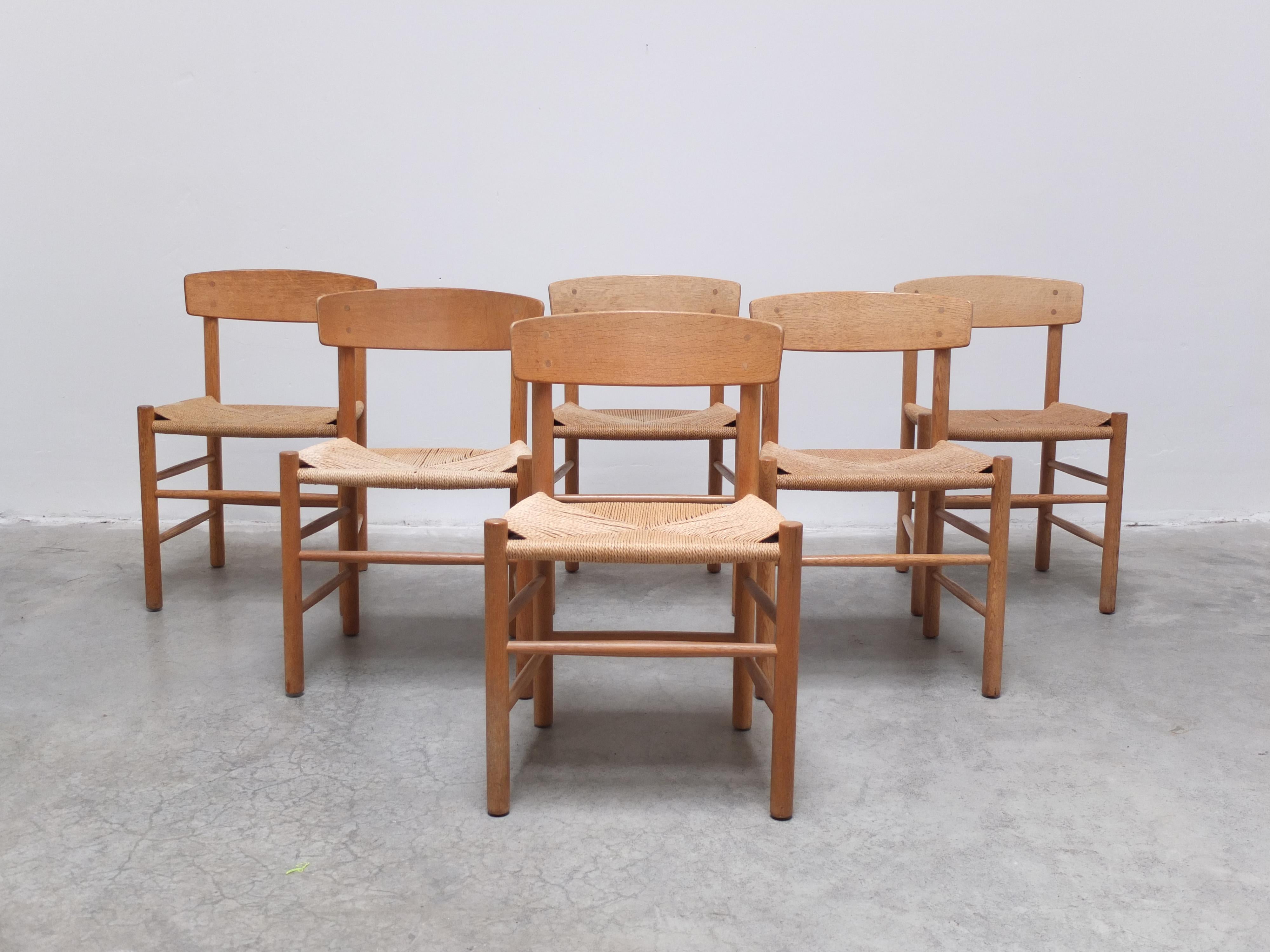 Fantastico set di 6 sedie modello 'J39' disegnate da Børge Mogensen nel 1947. Questi esemplari sono realizzati in rovere massiccio con una bella patina dovuta all'età e all'uso. Tutte le sedie hanno i loro sedili originali in corda di carta in buone