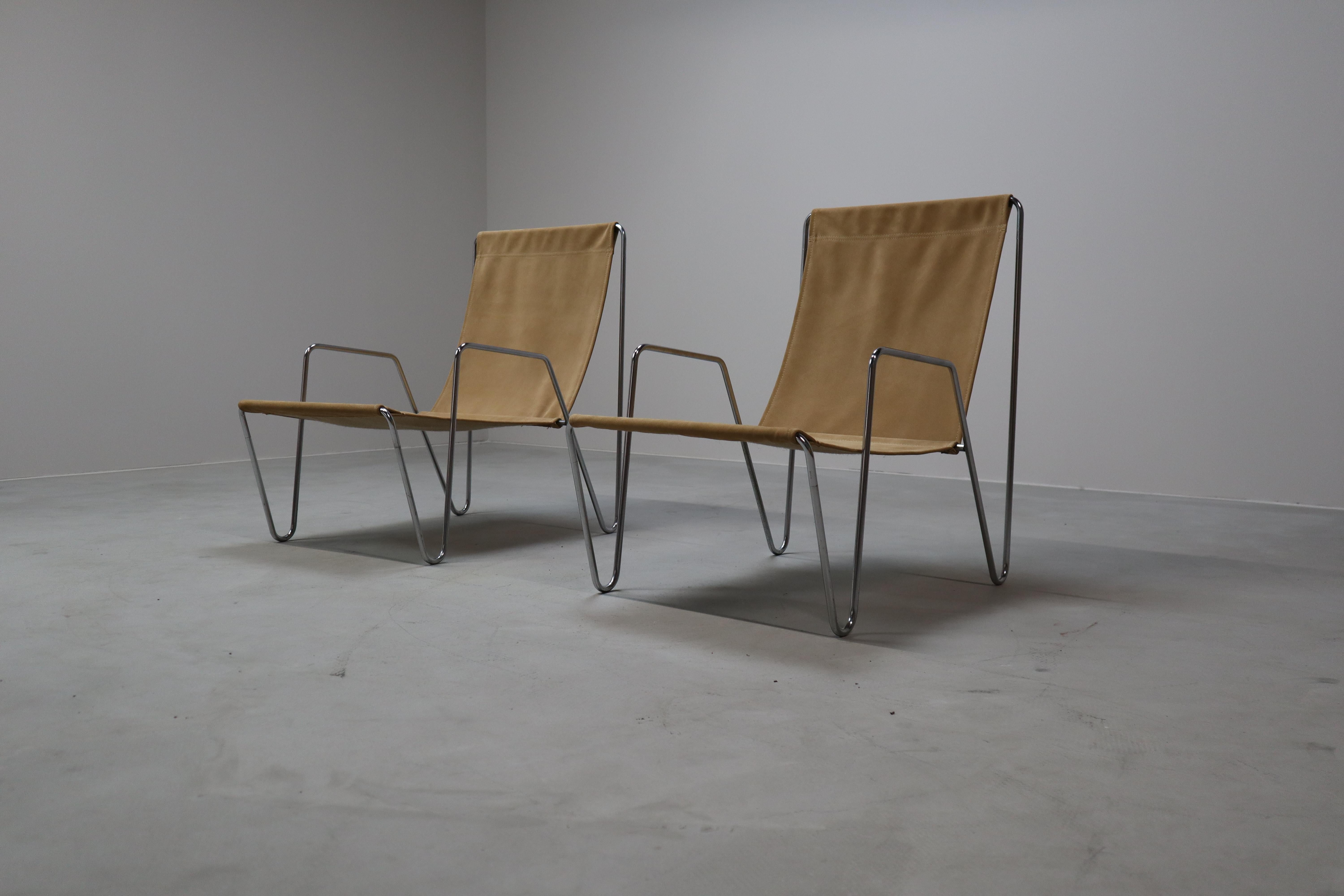 Primo set di poltrone Bachelor, disegnate da Verner Panton nel 1955 e prodotte da Fritz Hansen. Le sedie sono rivestite in lussuosa pelle di nubuck in un'elegante tonalità sabbia, che crea un aspetto caldo e naturale che si abbina perfettamente al