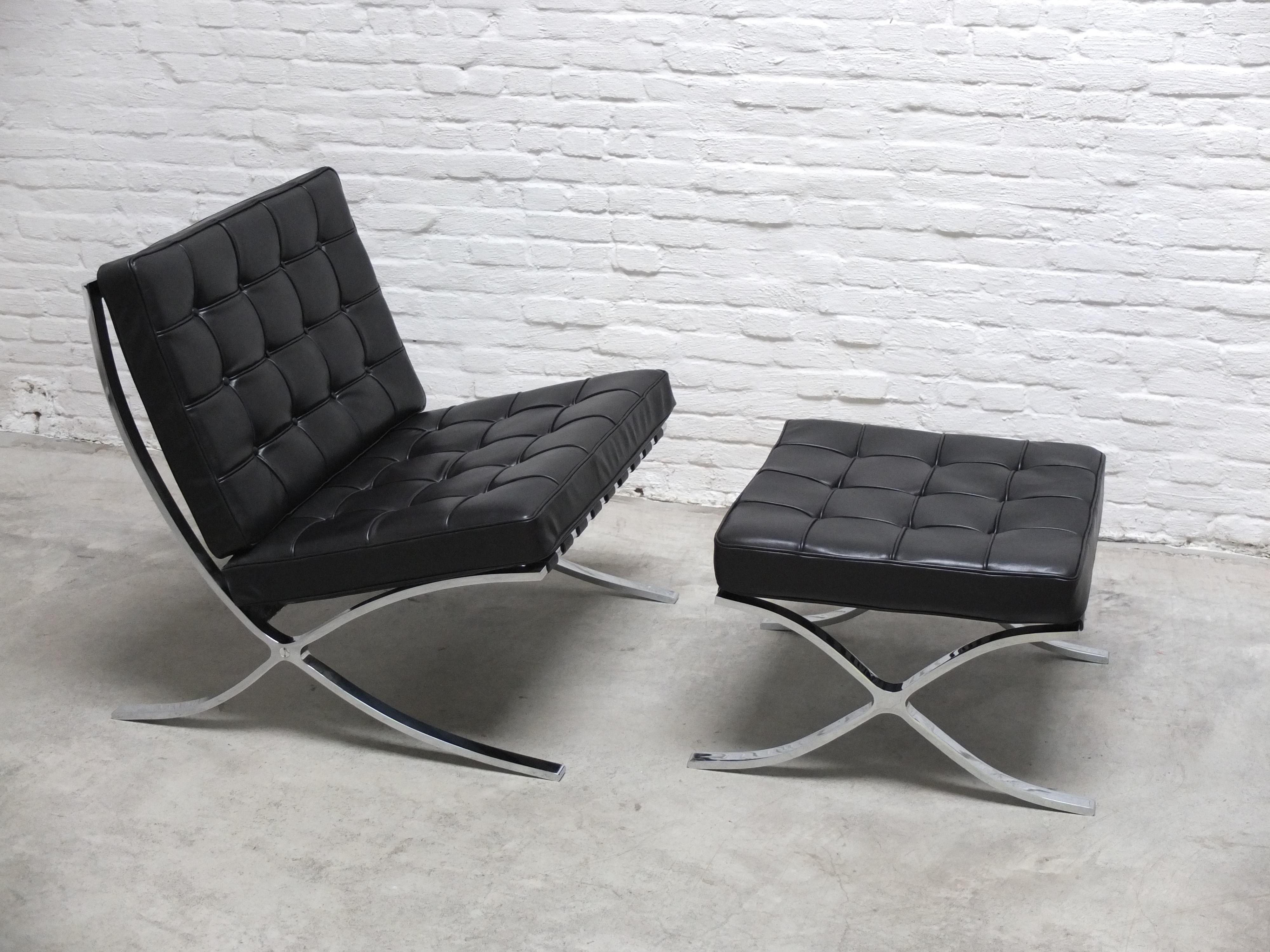 Early Set of Barcelona Chairs with Ottoman by Mies Van Der Rohe for Knoll, 1960s For Sale 9
