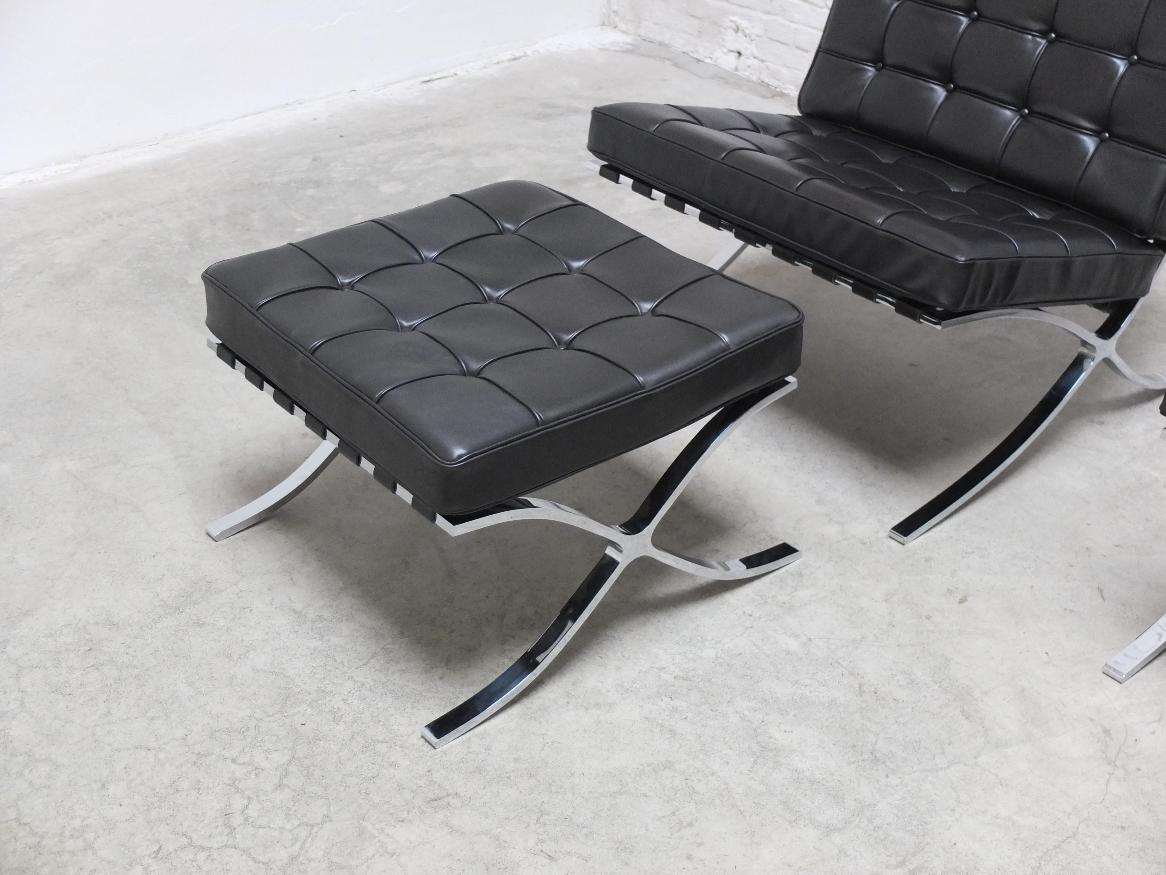 20th Century Early Set of Barcelona Chairs with Ottoman by Mies Van Der Rohe for Knoll, 1960s For Sale