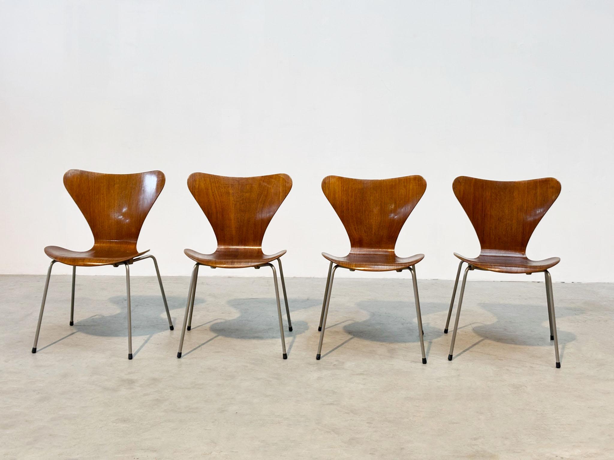 Early set of four Butterfly chairs by Arne Jacobsen for Fritz Hansen
Originally created in 1955, these chairs became a defining feature in midcentury modern interiors, both in homes and offices. Their minimalist design features a seat crafted from