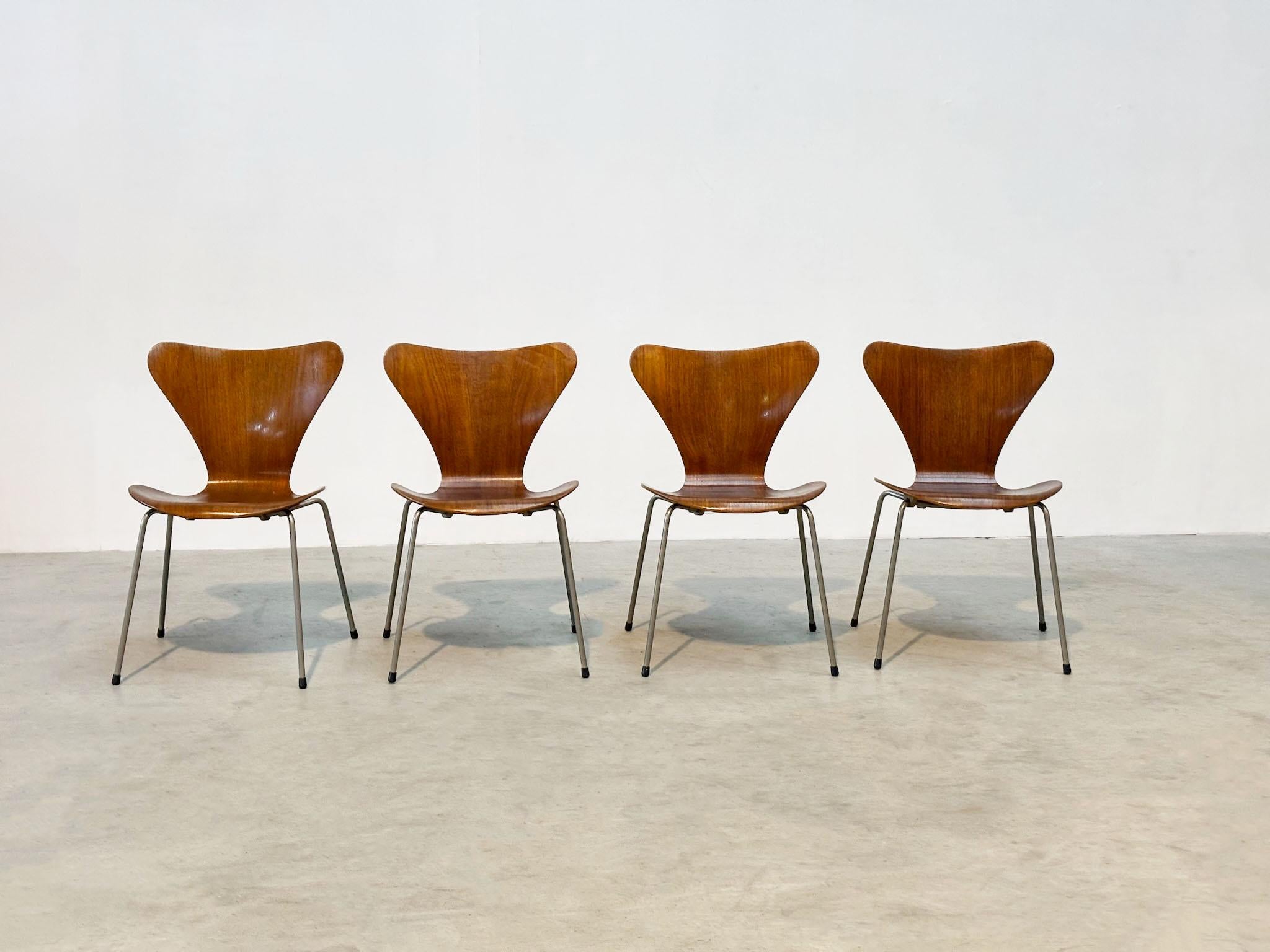 Danish Early set of four Butterfly chairs by Arne Jacobsen for Fritz Hansen