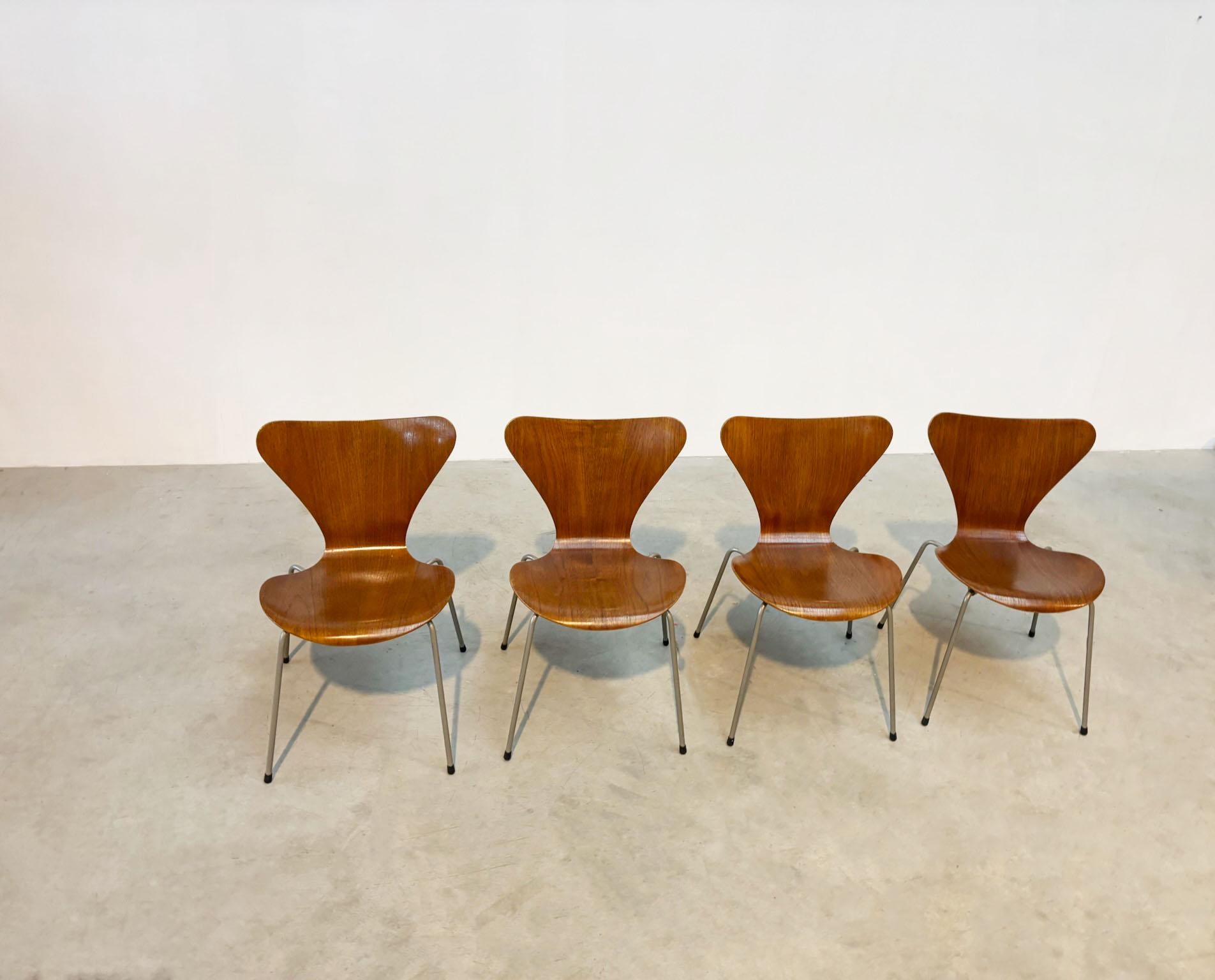 Oak Early set of four Butterfly chairs by Arne Jacobsen for Fritz Hansen