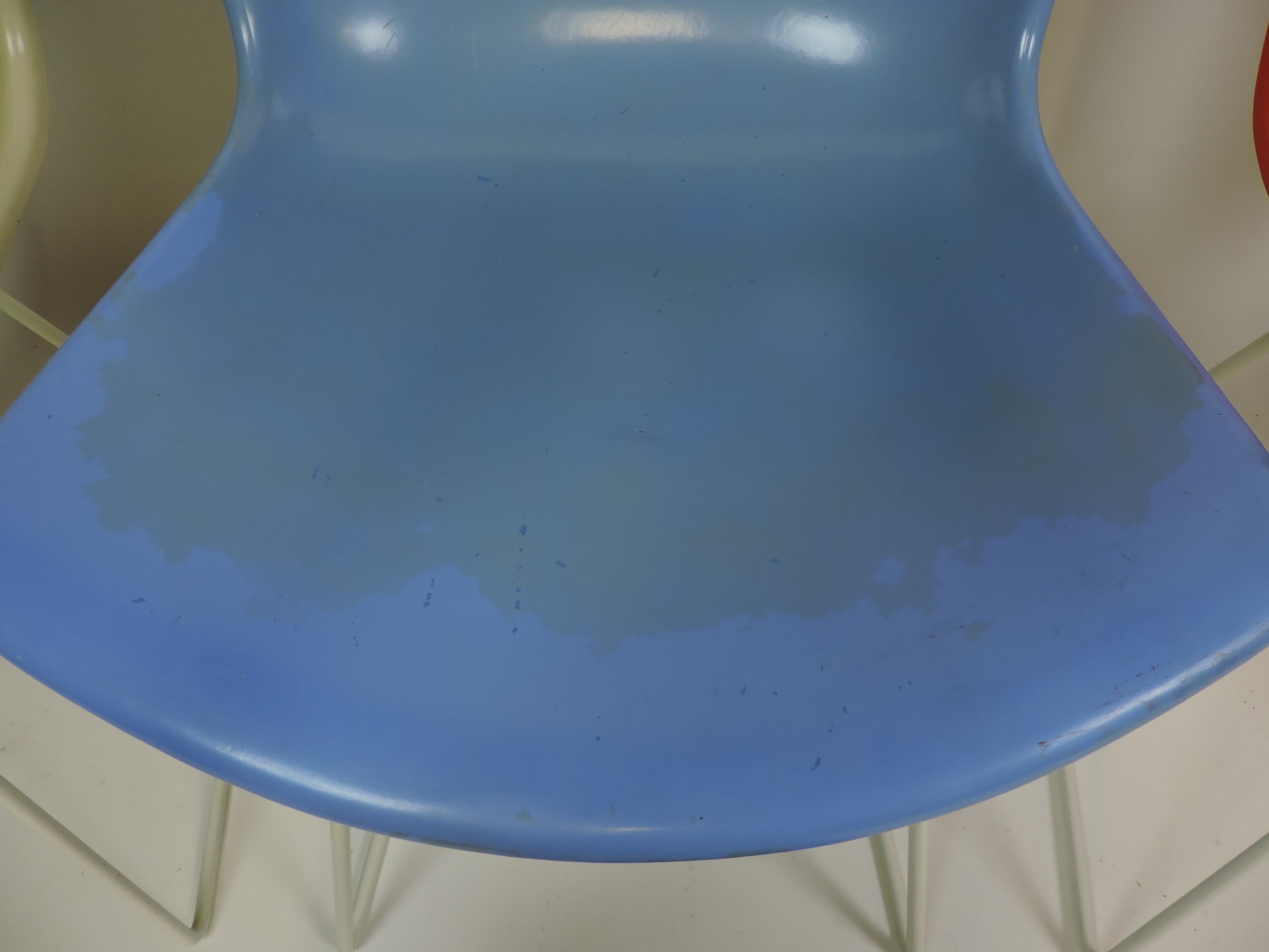 Ensemble de quatre chaises d'appoint en coquillage moulé Harry Bertoia pour Knoll, étiqueté en vente 3