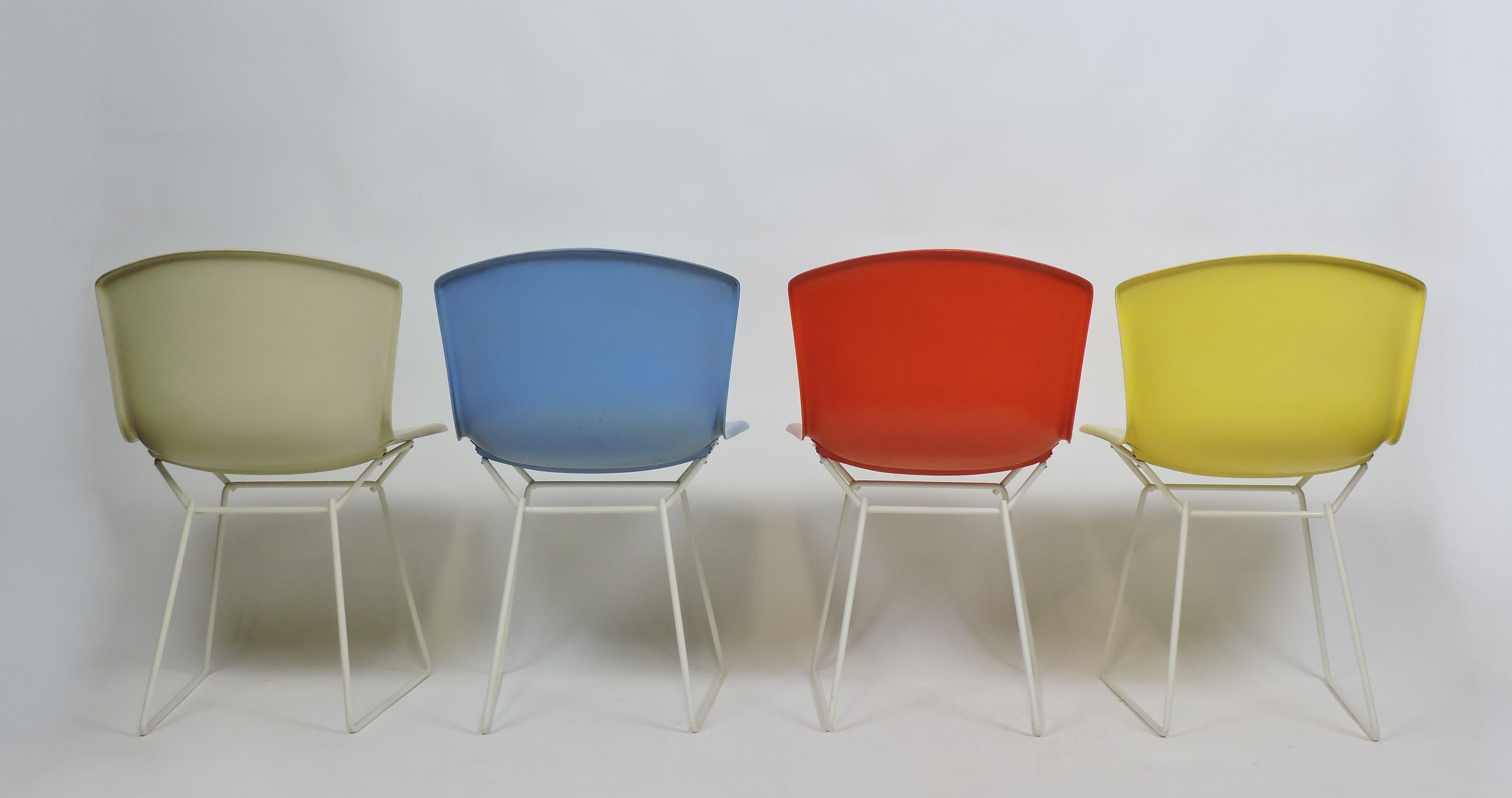 Mid-Century Modern Ensemble de quatre chaises d'appoint en coquillage moulé Harry Bertoia pour Knoll, étiqueté en vente