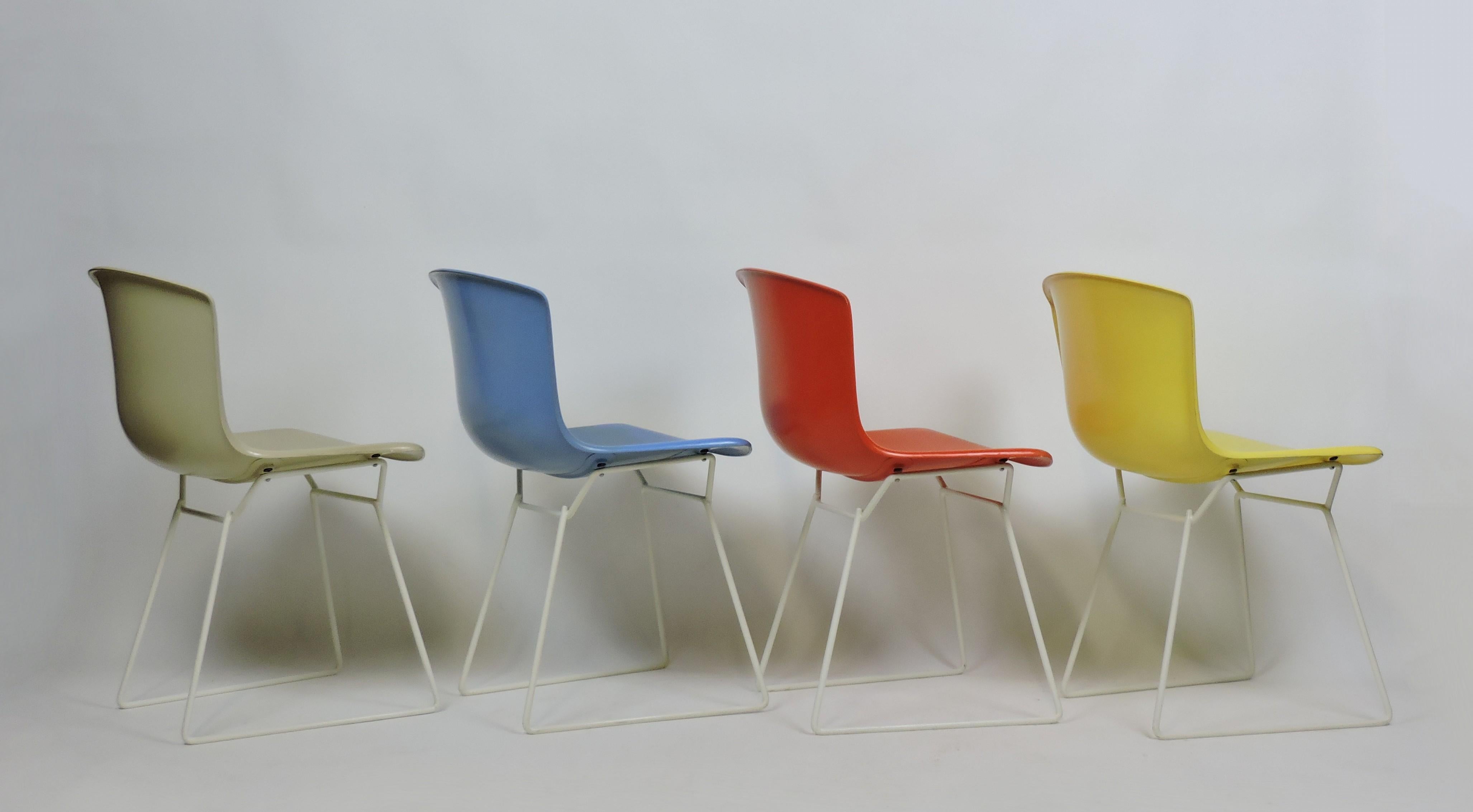Américain Ensemble de quatre chaises d'appoint en coquillage moulé Harry Bertoia pour Knoll, étiqueté en vente