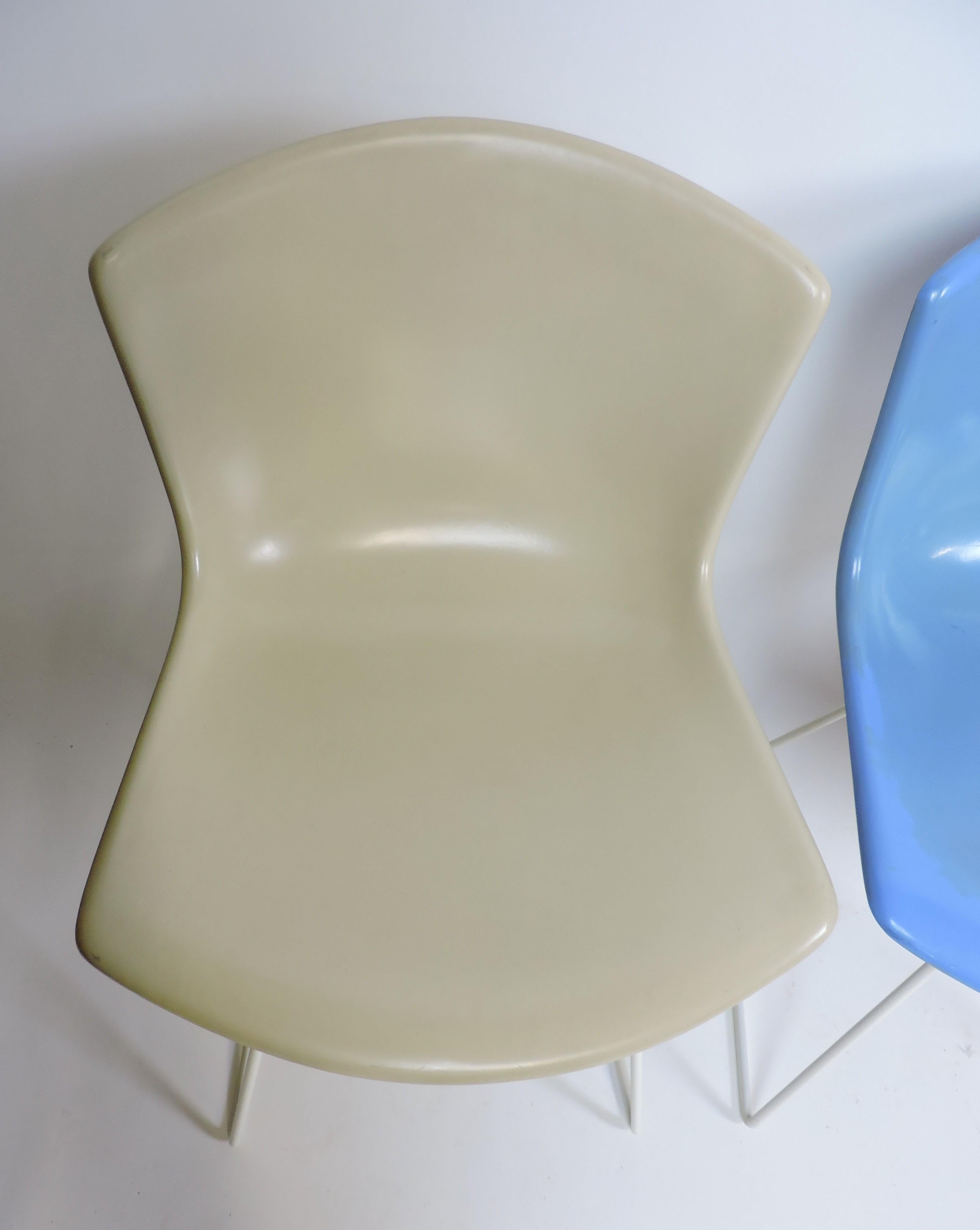 Ensemble de quatre chaises d'appoint en coquillage moulé Harry Bertoia pour Knoll, étiqueté Bon état - En vente à Chesterfield, NJ