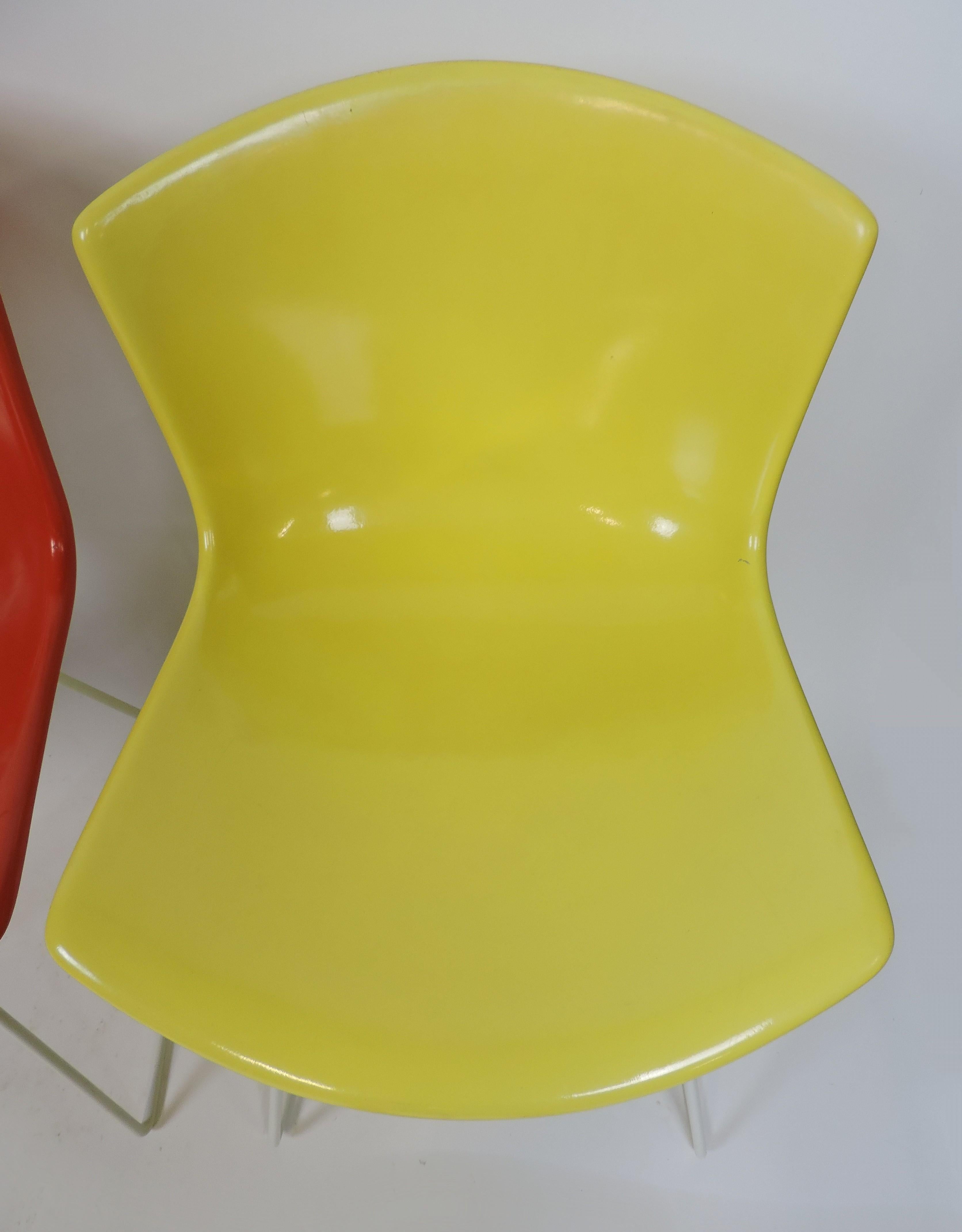 Ensemble de quatre chaises d'appoint en coquillage moulé Harry Bertoia pour Knoll, étiqueté en vente 1