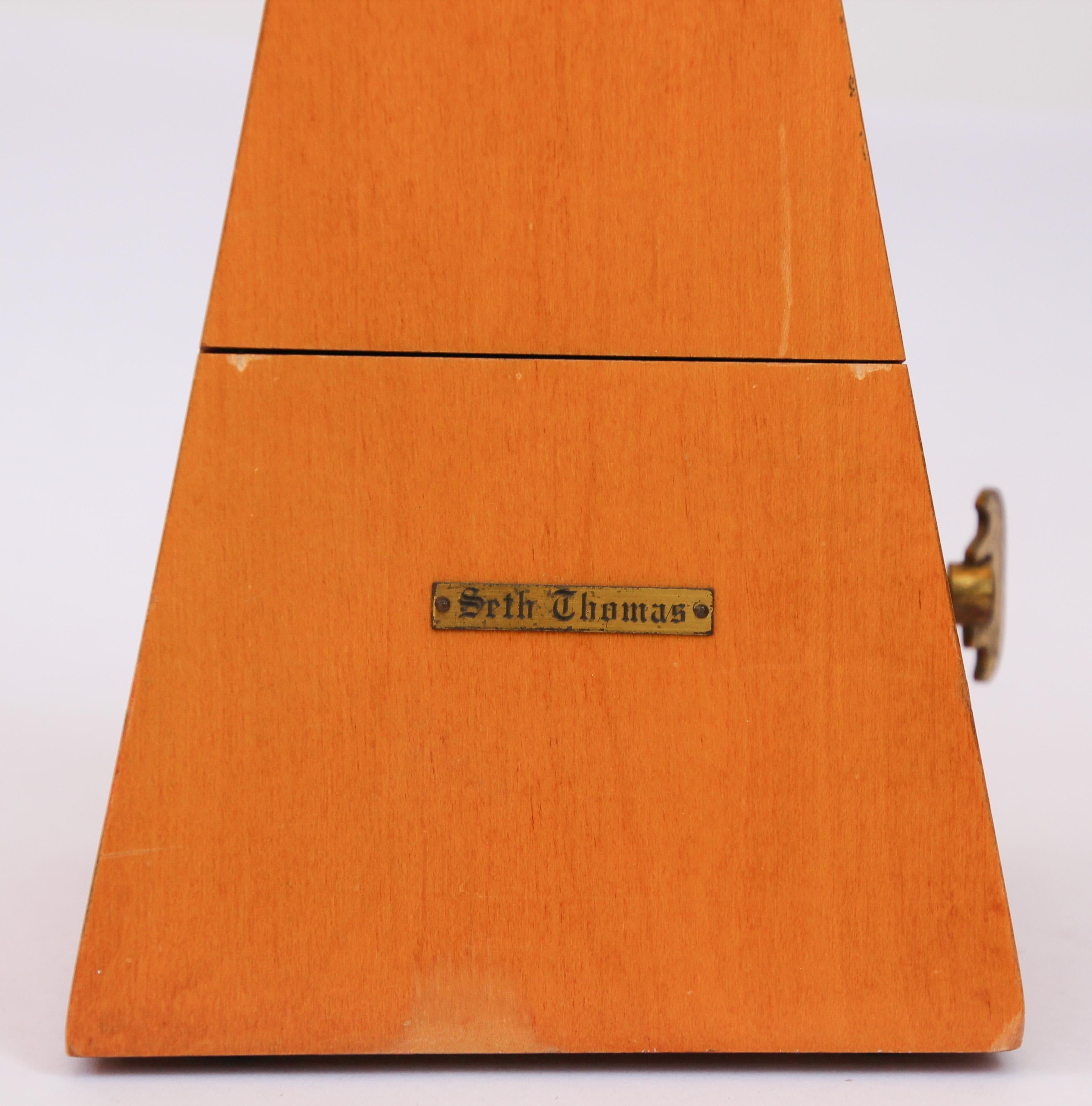 Maple wood collector vintage Seth Thomas Metronome.
Early 1960s Seth Thomas Metronome De Maelzel number 6411. Model 8 Wind up.
Good working condition.
Marked 