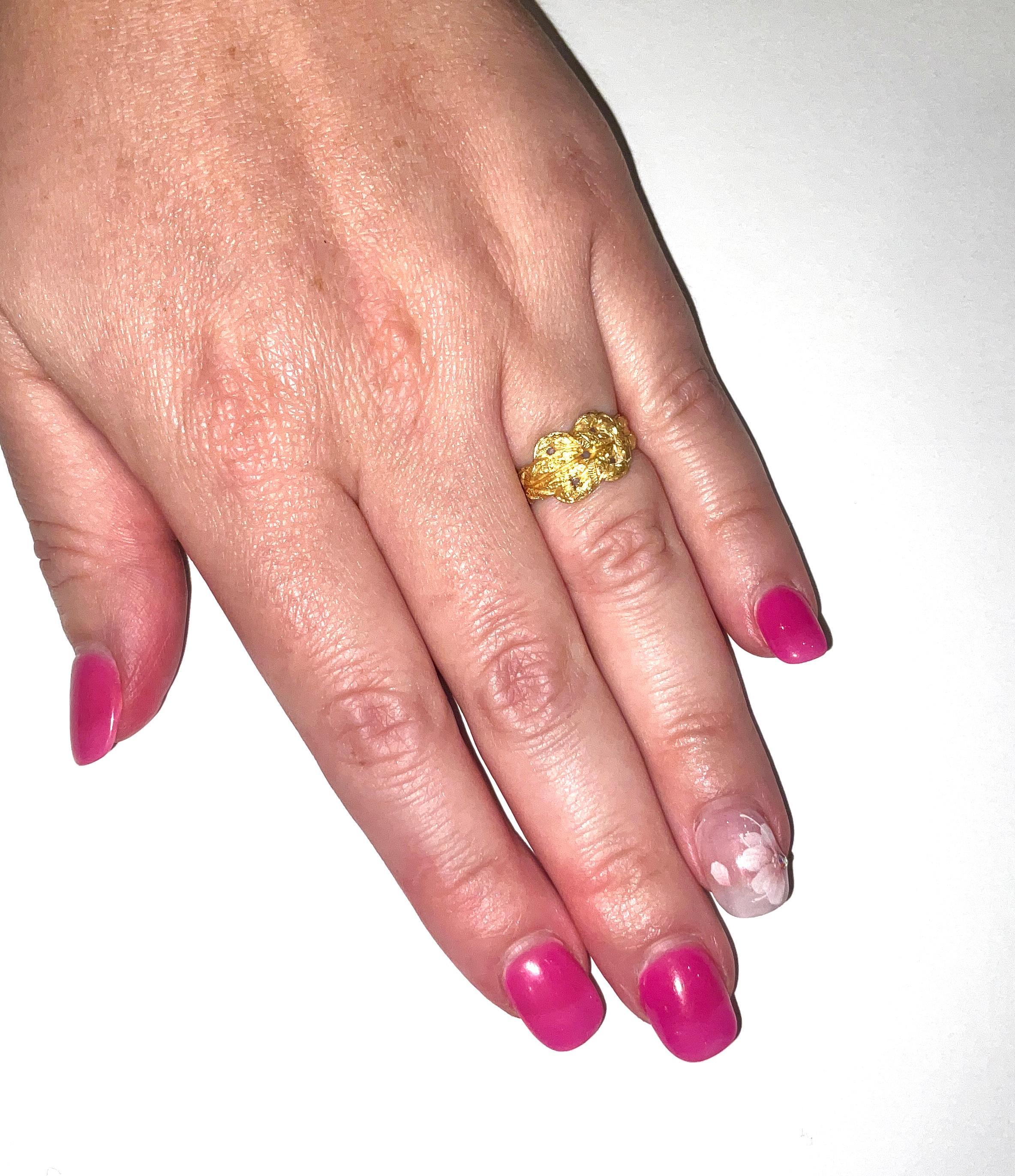 Anillo Posey de principios del siglo XVII con forma de nudo de amor 