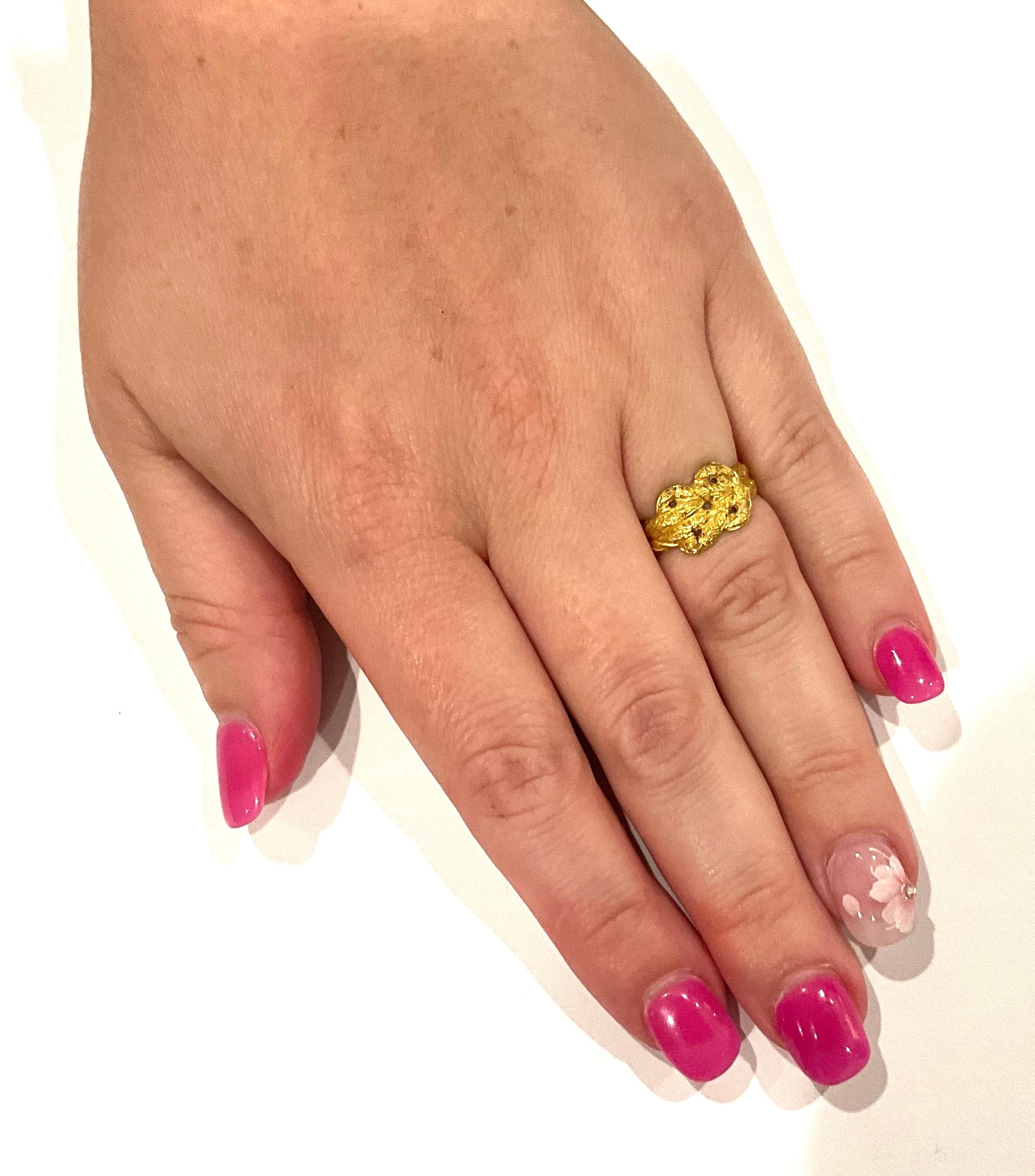 Anillo Posey de principios del siglo XVII con forma de nudo de amor 