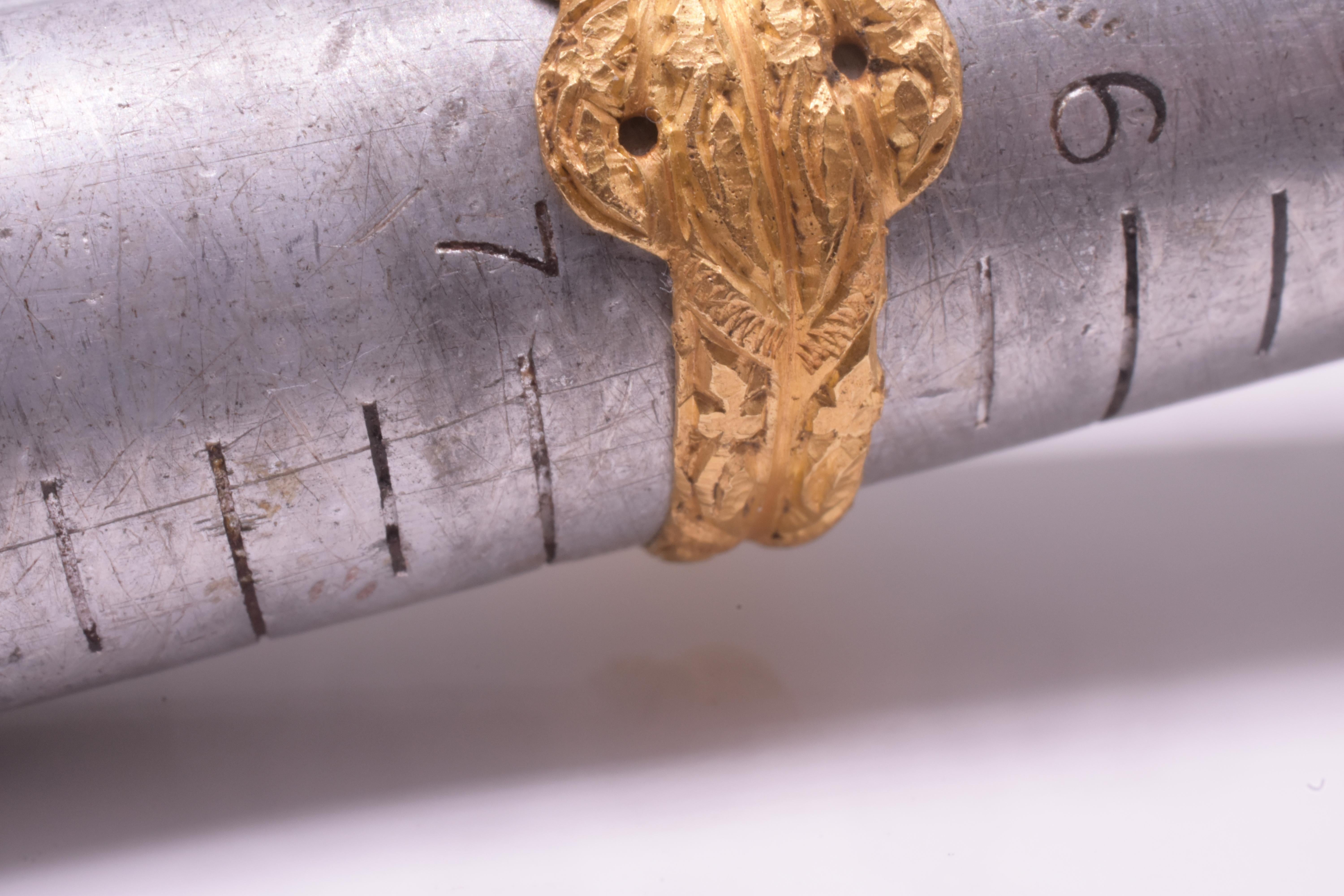 Anillo Posey de principios del siglo XVII con forma de nudo de amor 