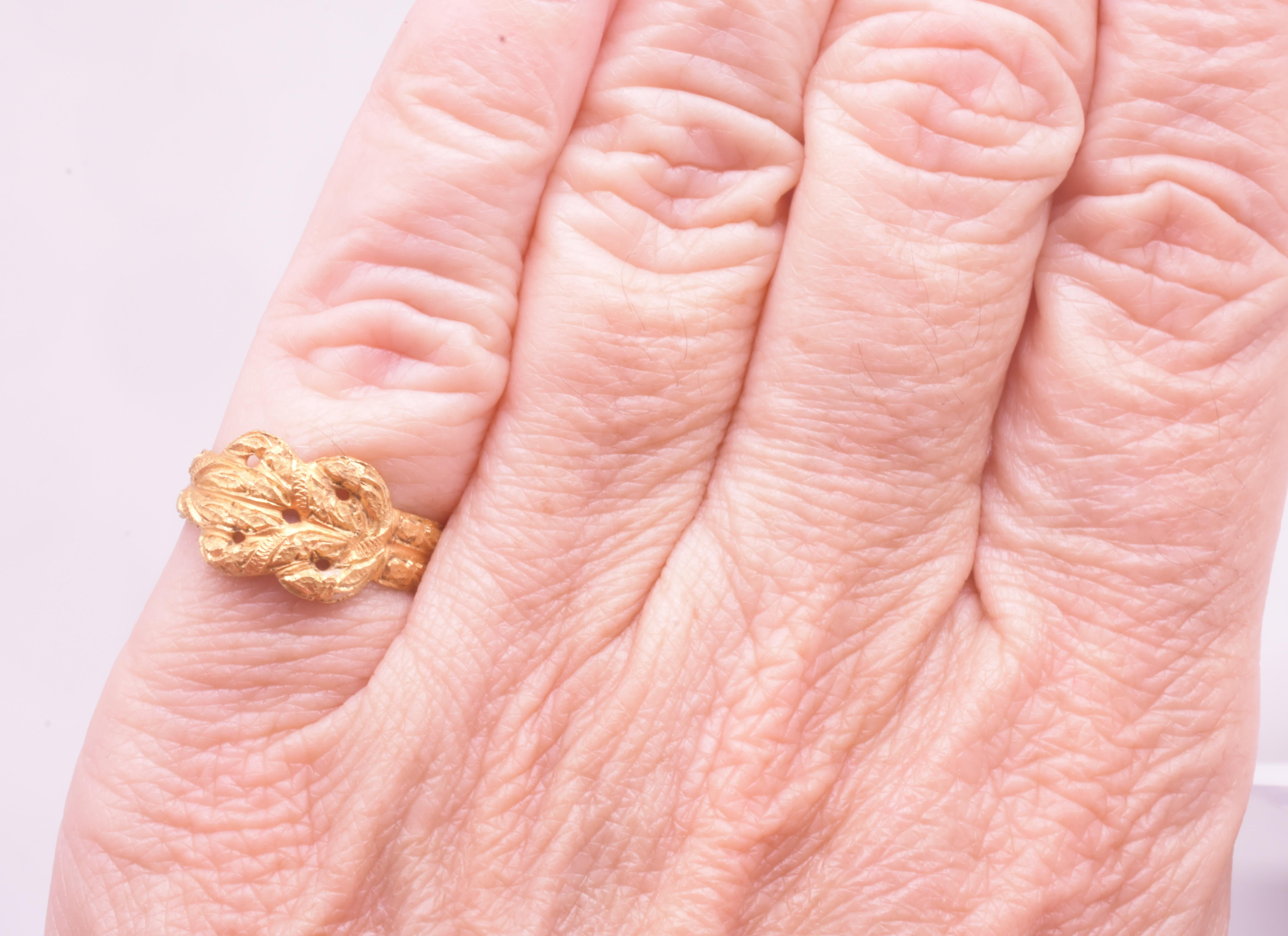 Anillo Posey de principios del siglo XVII con forma de nudo de amor 