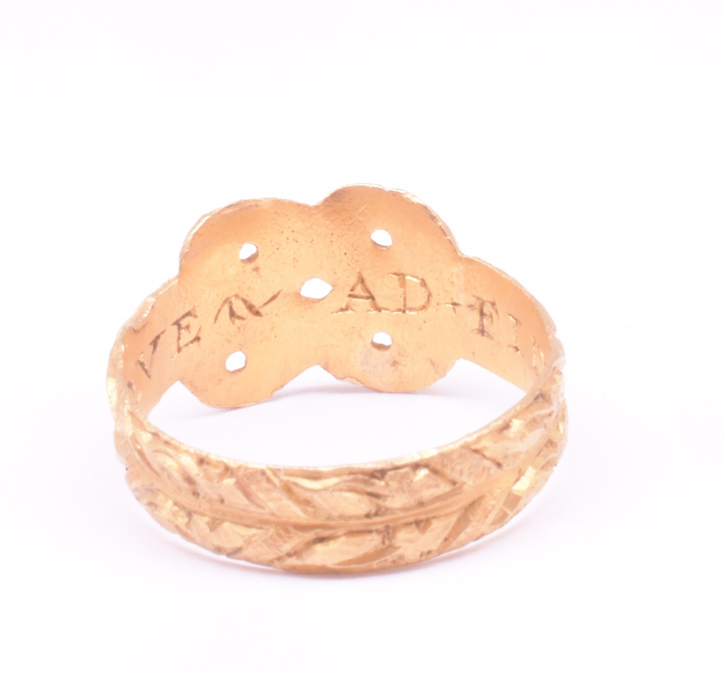 Anillo Posey de principios del siglo XVII con forma de nudo de amor 