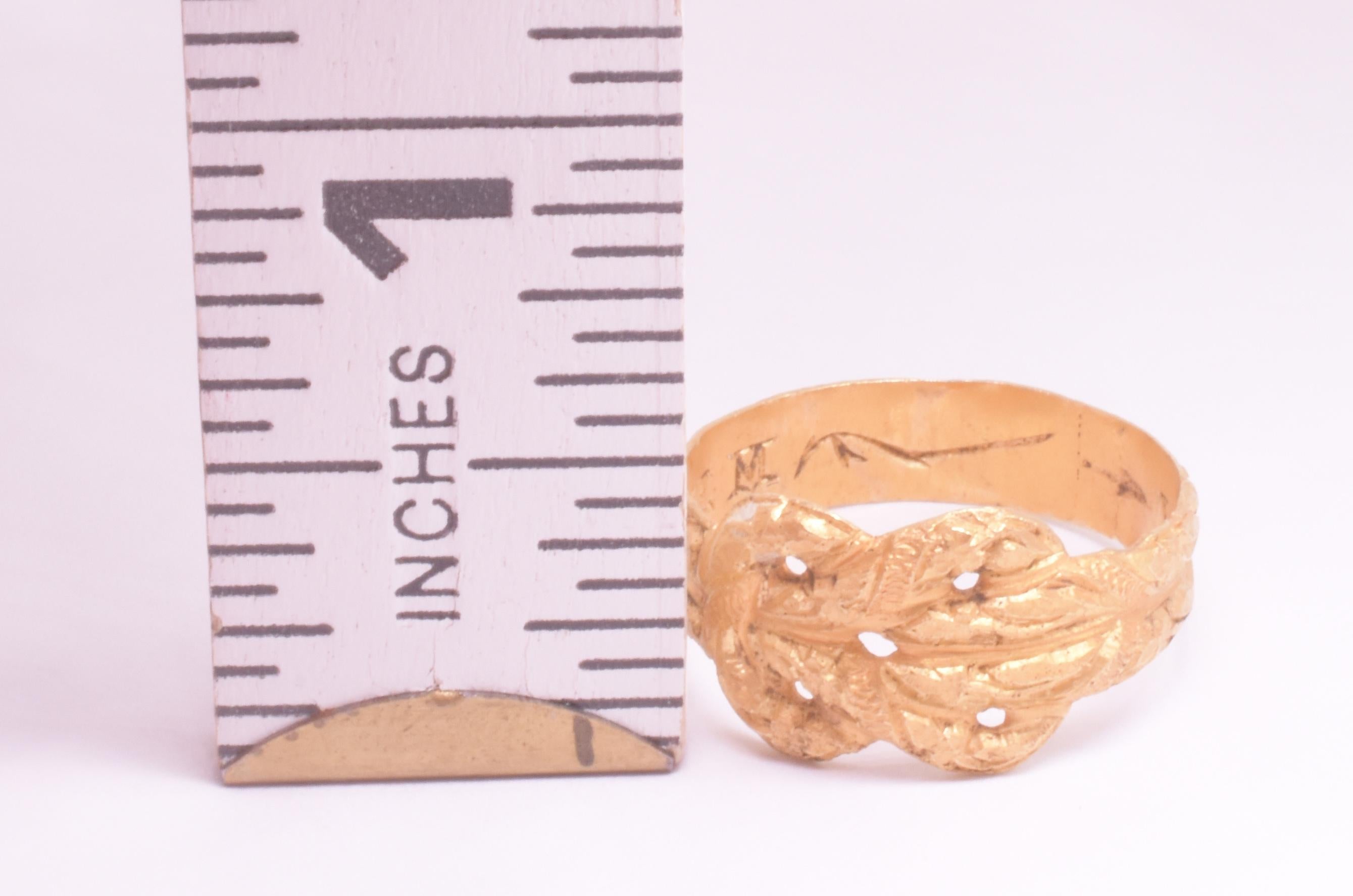 Anillo Posey de principios del siglo XVII con forma de nudo de amor 