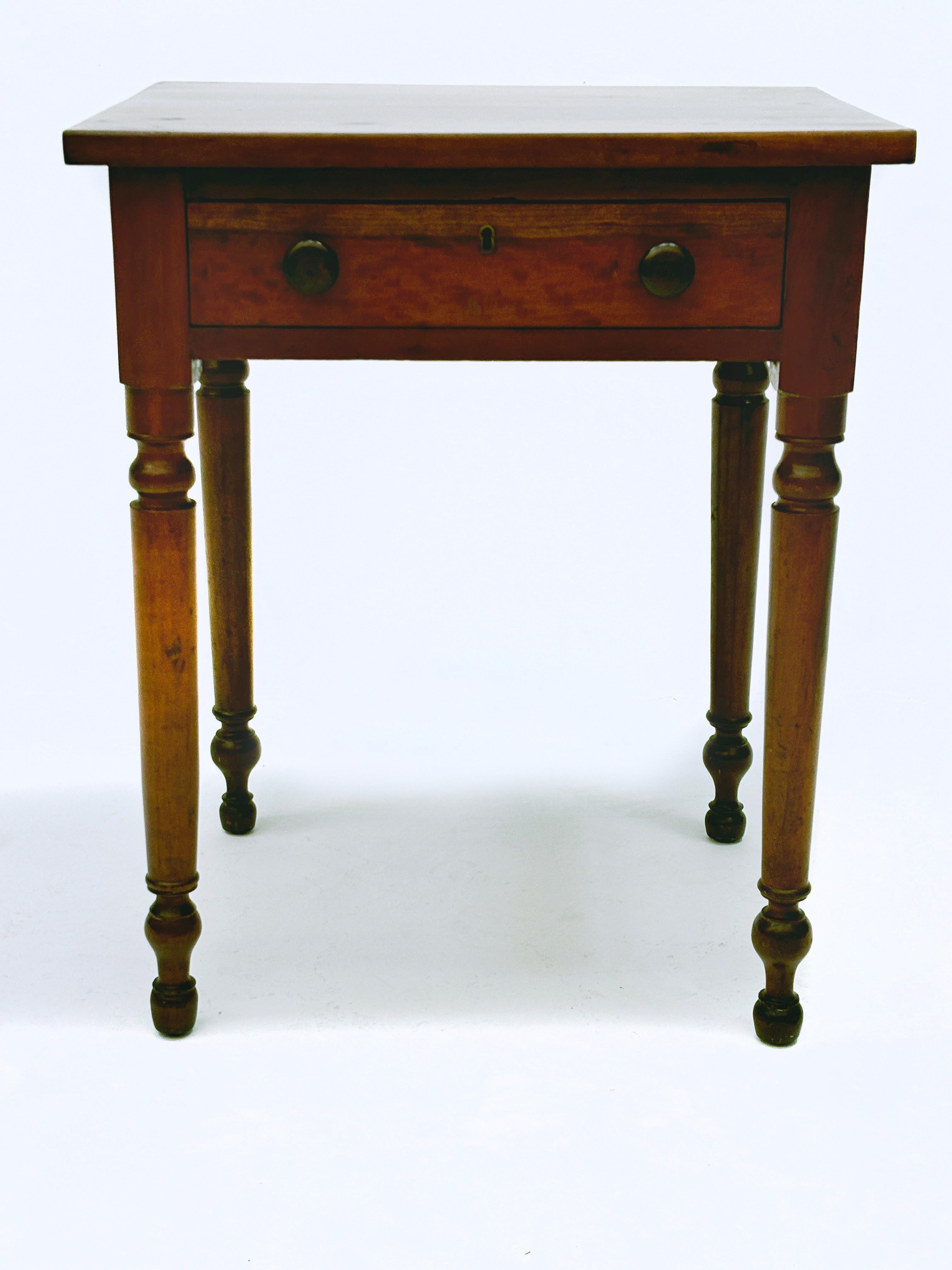 Dieses schöne Beispiel einer Konstruktion aus dem frühen 19. Jahrhundert ist ein Sheraton-Beistelltisch aus Kirsche. Erstellt in den späten 1700's bis sehr frühen 1800's, ist dieser Tisch schön mit seiner massiven Kirschholz Reichtum, gealtert
