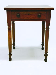 Table d'appoint en cerisier de style Sheraton avec un tiroir et deux poignées