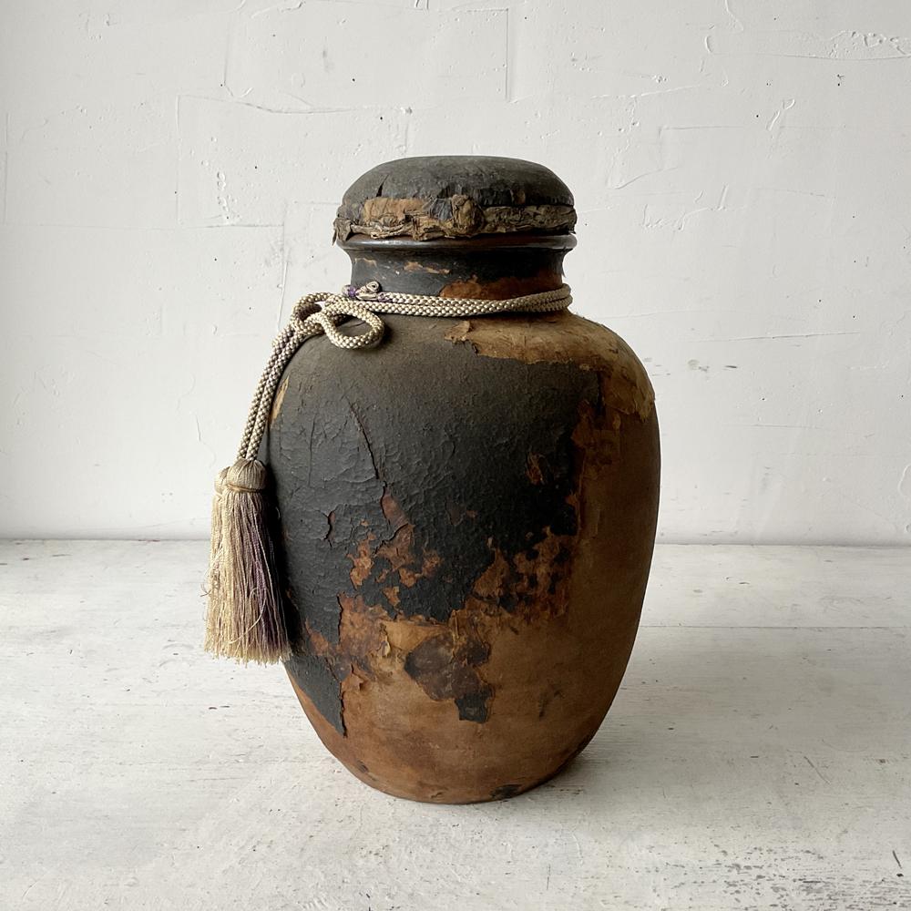Jarre à saké en poterie avec couvercle en bois, recouverte de vieux papiers usagés, ficelle nouée, début de la période Showa, Japon, H 26 x D&H 17 cm (10,23 x 6,69in).