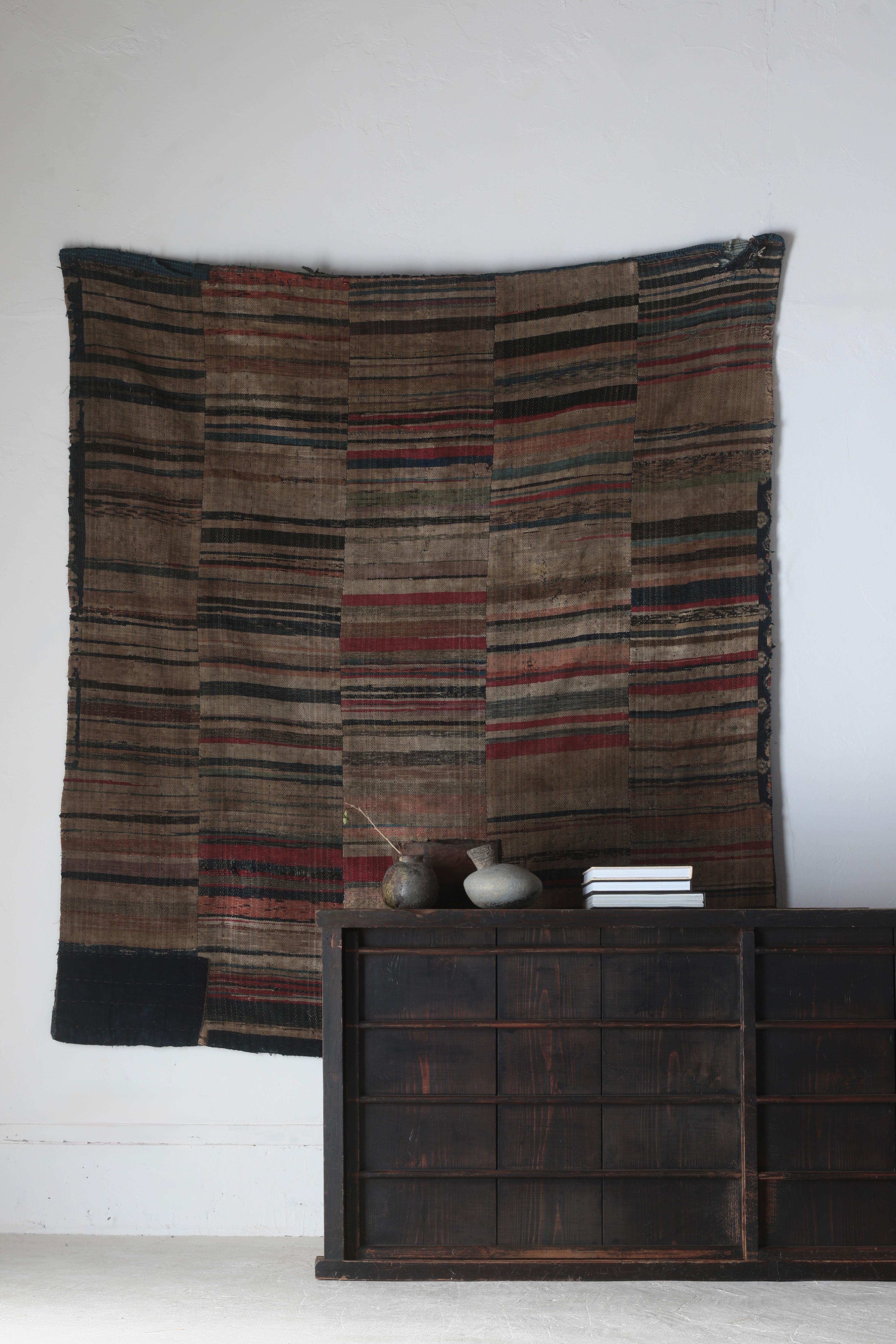 Il s'agit d'un sakiori de Nambu fabriqué au début de la période Showa et découvert dans la préfecture d'Iwate.
Le Nambu sakiori est une technique traditionnelle japonaise de textile recyclé développée dans la région méridionale d'Aomori et dans le