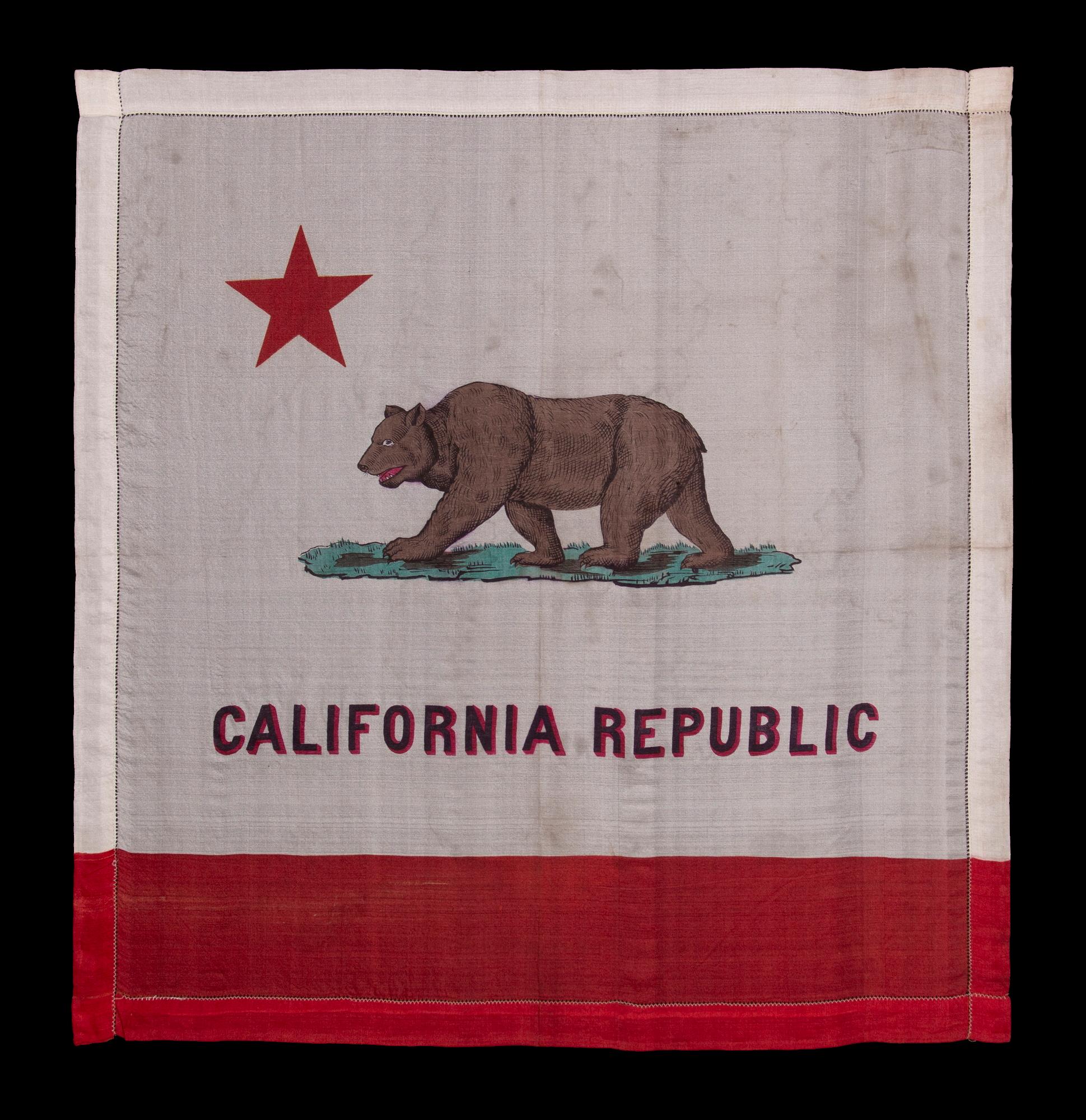 PAÑUELO ANTIGUO CON LA FORMA DE LA BANDERA DEL OSO DEL ESTADO DE CALIFORNIA, PROBABLEMENTE HECHO PARA LA EXPOSICIÓN INTERNACIONAL PANAMÁ-PACÍFICO DE SAN FRANCISCO EN 1915

Estampado en seda, este bonito pañuelo tiene el formato de la bandera del
