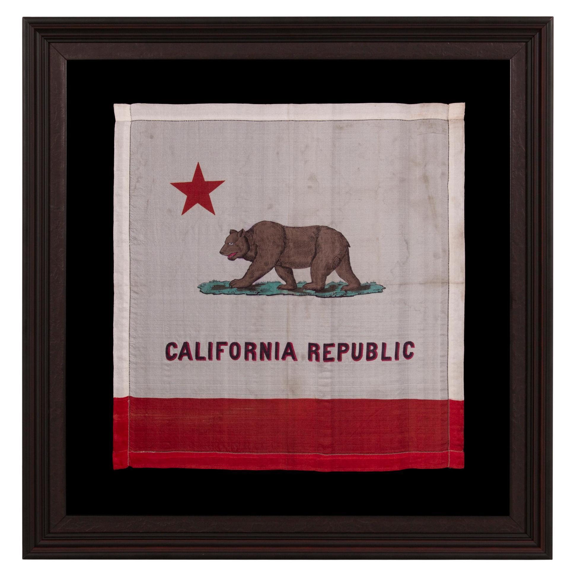 Pañuelo de seda antiguo con la bandera del oso del estado de California, hacia 1915 en venta
