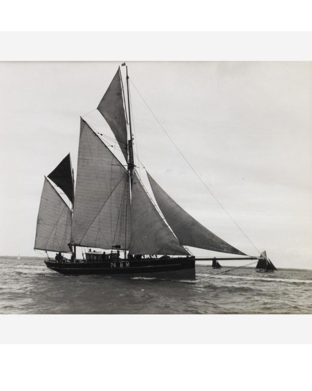 Früher fotografischer Silbergelatineabzug von Beken of Cowes - Brixam Segeltrawler BM76.