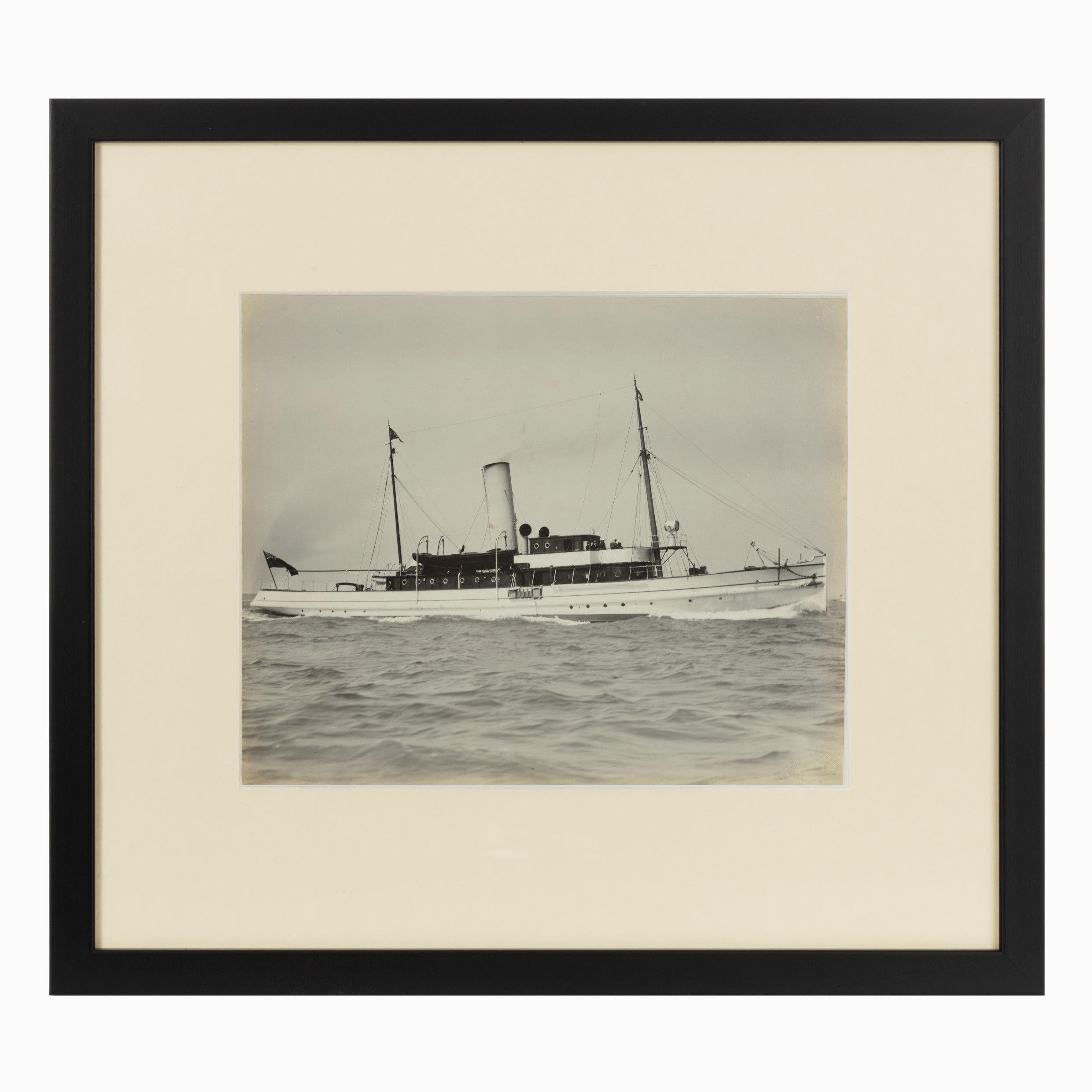 Früher Silbergelatine-Fotodruck der Dampfyacht Cressida vor Anker im Solent, von Kirk und Söhne Cowes. Geprägter Kronenstempel von Appointment auf der rechten Seite.

William Umpleby Kirk (Kirk and Sons) Ein Fotograf der spätviktorianischen Ära.