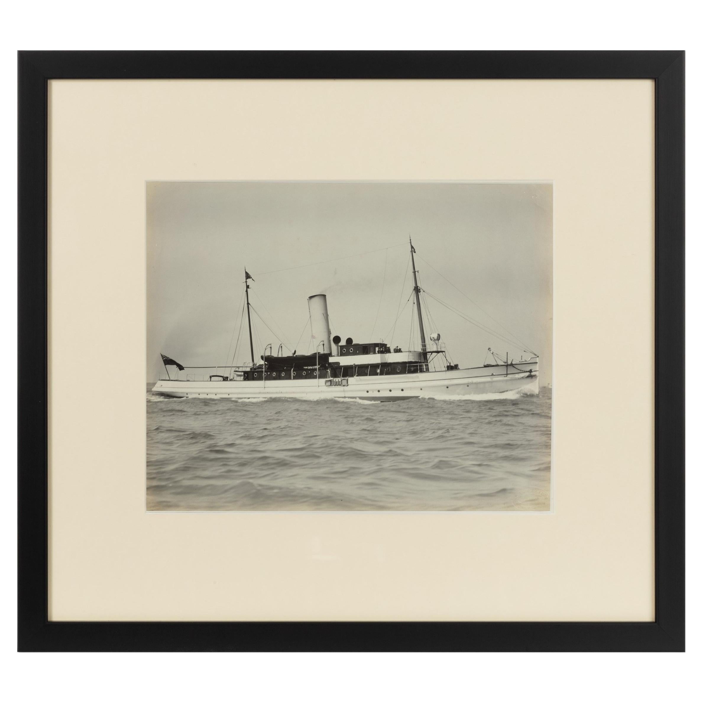 Impression photographique à la gélatine argentique ancienne du yacht à vapeur Cressida à l'ancre en th