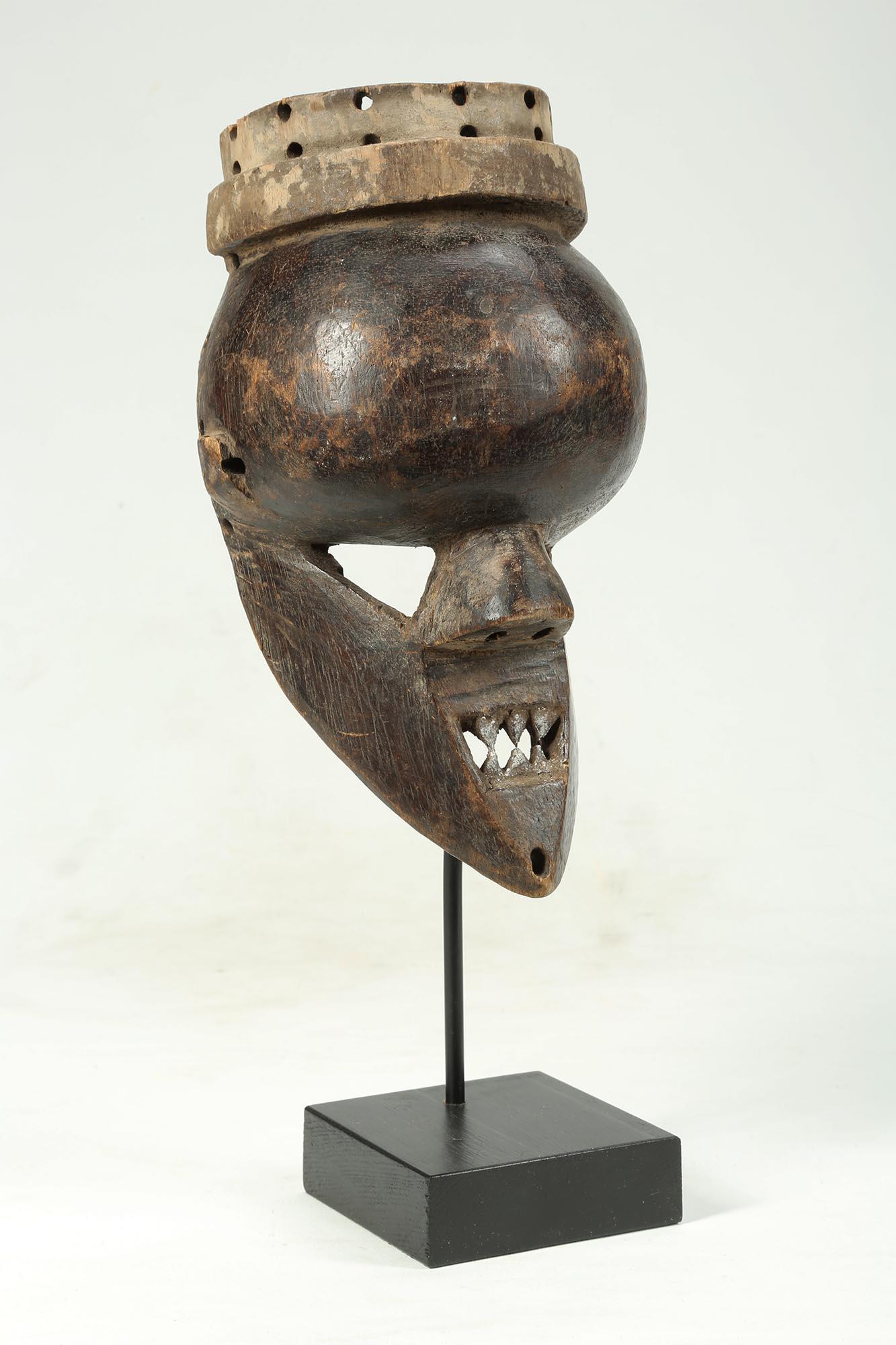 Petit masque de guerrier Salampasu en bois sculpté, Zaïre, Afrique début 20e siècle, restes de pigments noirs et blancs, sur support personnalisé. Masque 10