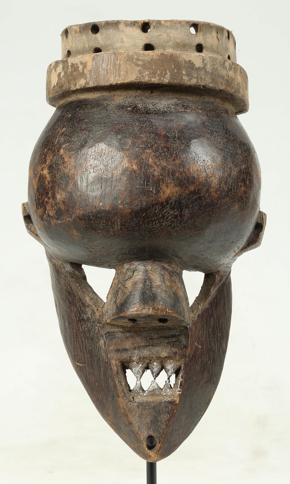 Petit masque de guerrier Salampasu en bois, Zaire, Afrique, début du 20e siècle Bon état - En vente à Point Richmond, CA