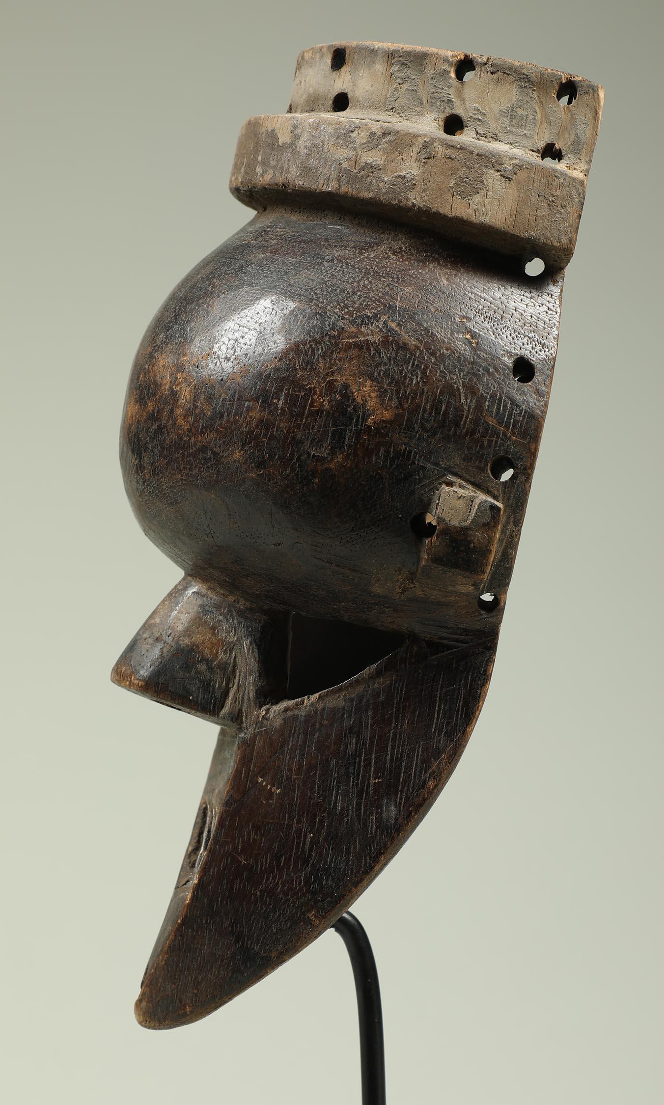 Early Small Salampasu Warrior's Wood Mask, Zaire, Africa, Early 20th Century In Good Condition For Sale In Point Richmond, CA