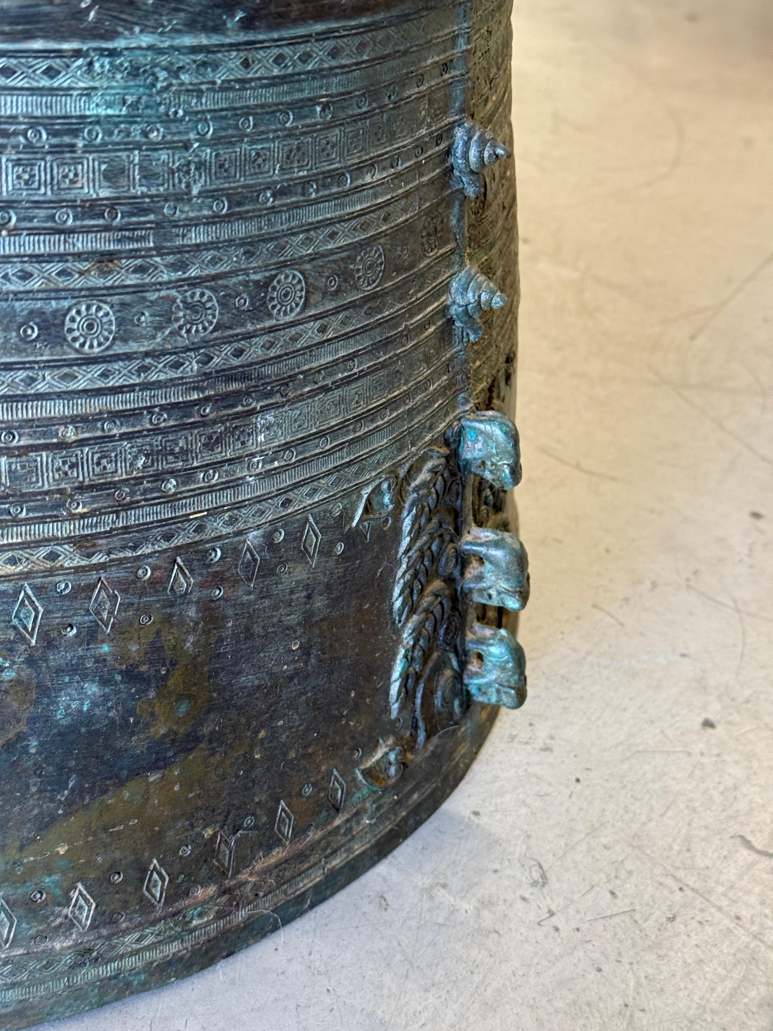 Table à tambour en bronze d'Asie du Sud-Est avec belle patine d'usage en vente 4