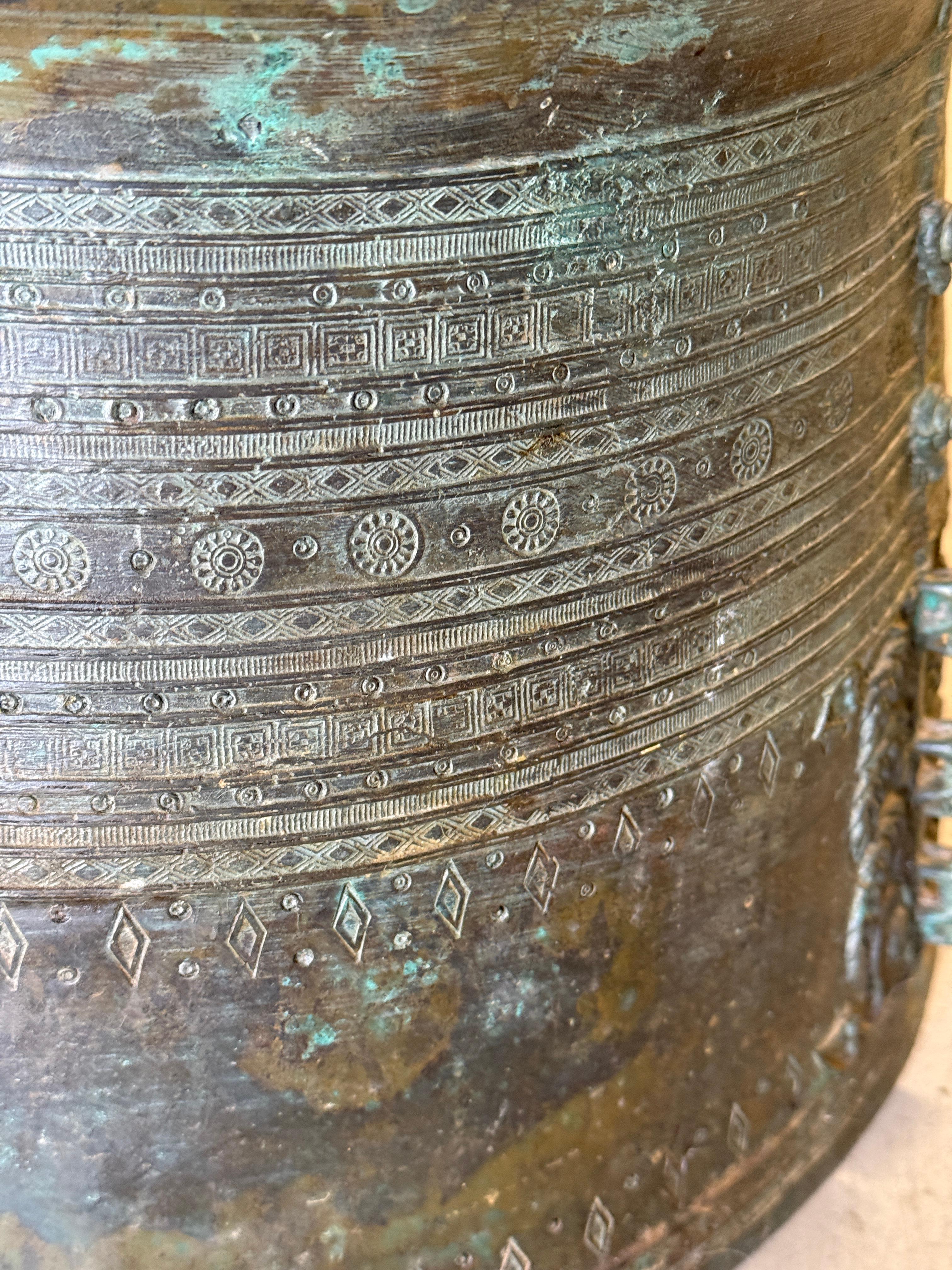 Table à tambour en bronze d'Asie du Sud-Est avec belle patine d'usage en vente 5