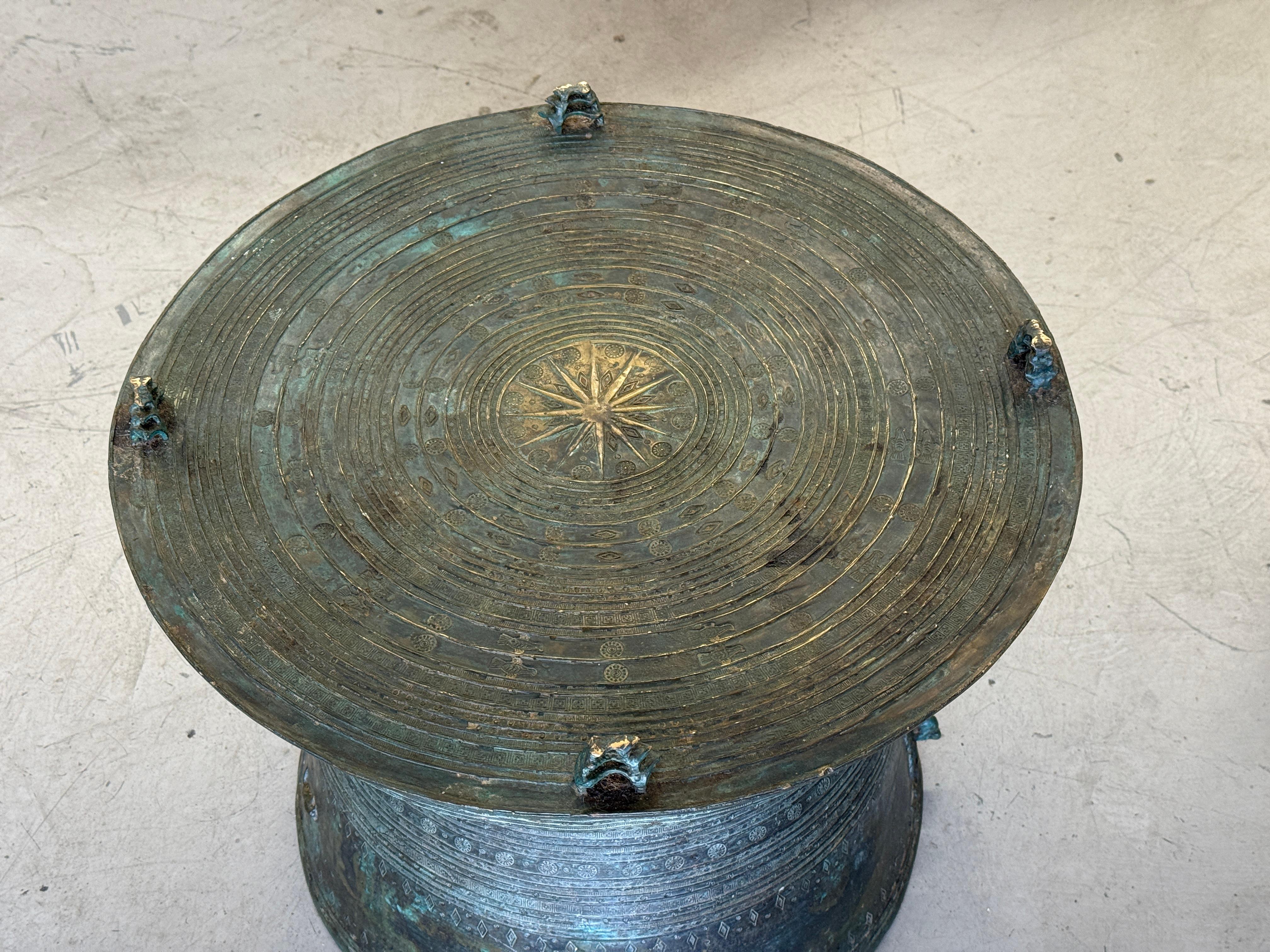 Table à tambour en bronze d'Asie du Sud-Est avec belle patine d'usage en vente 7
