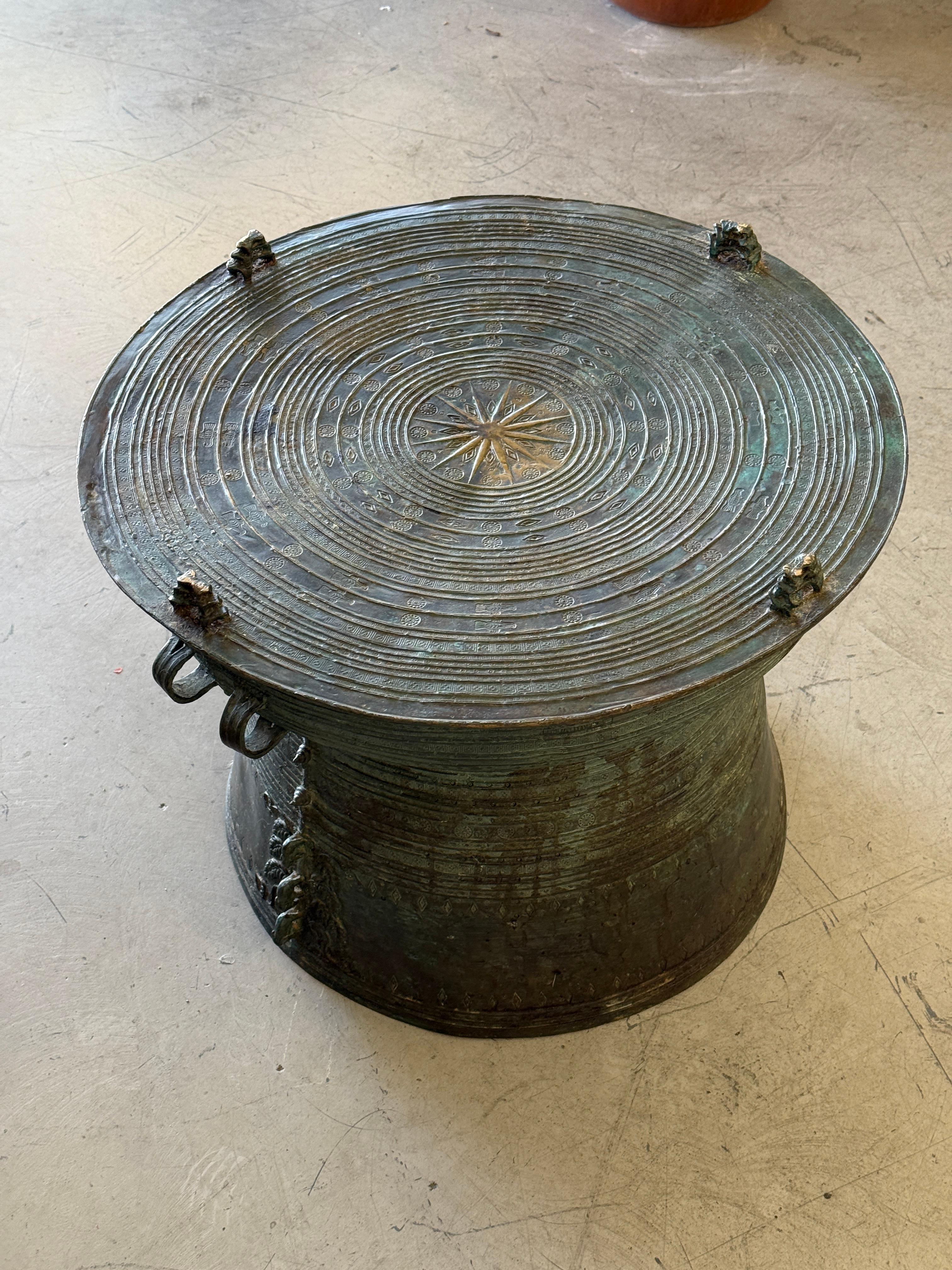 Table à tambour en bronze d'Asie du Sud-Est avec belle patine d'usage en vente 8