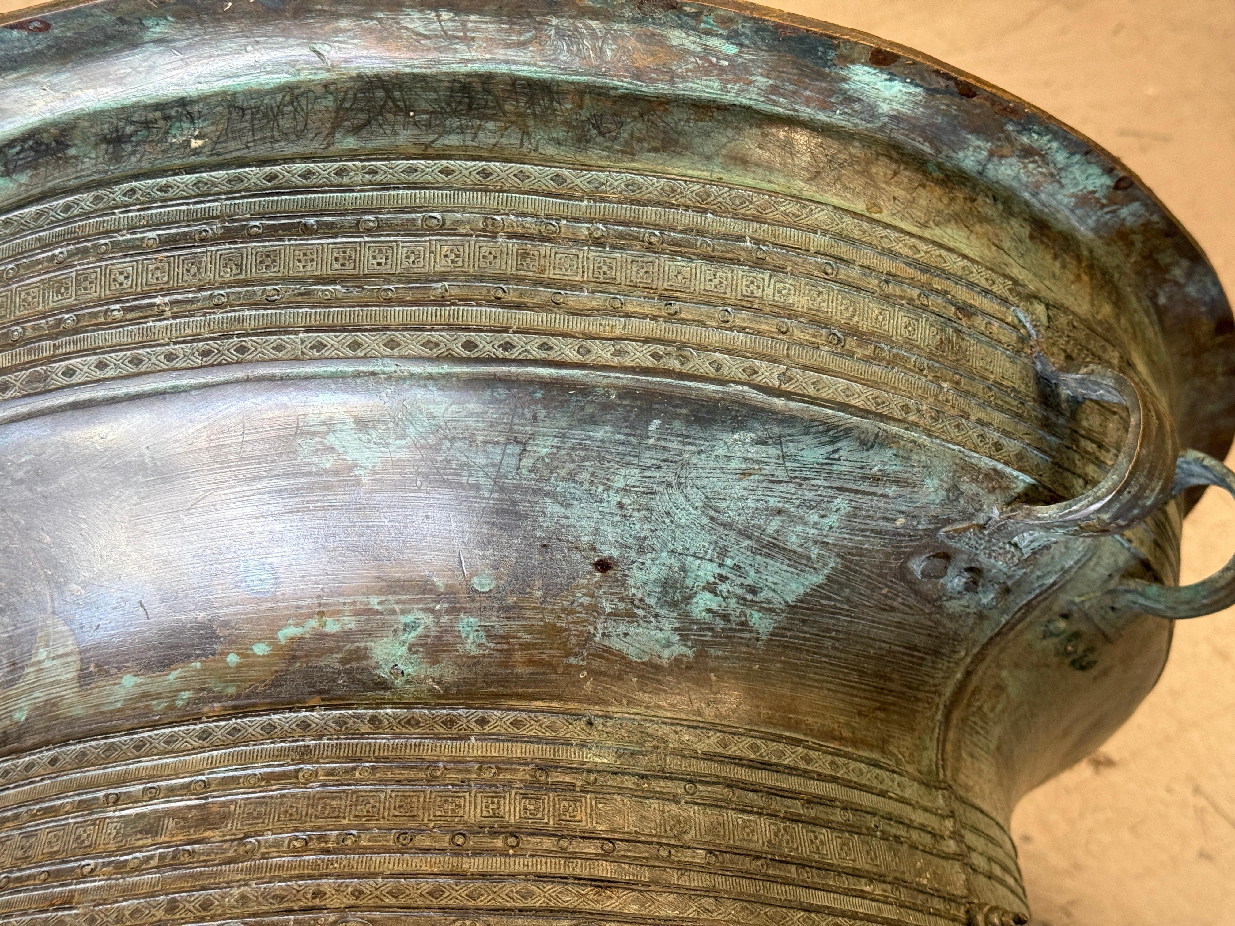 Table à tambour en bronze d'Asie du Sud-Est avec belle patine d'usage en vente 9