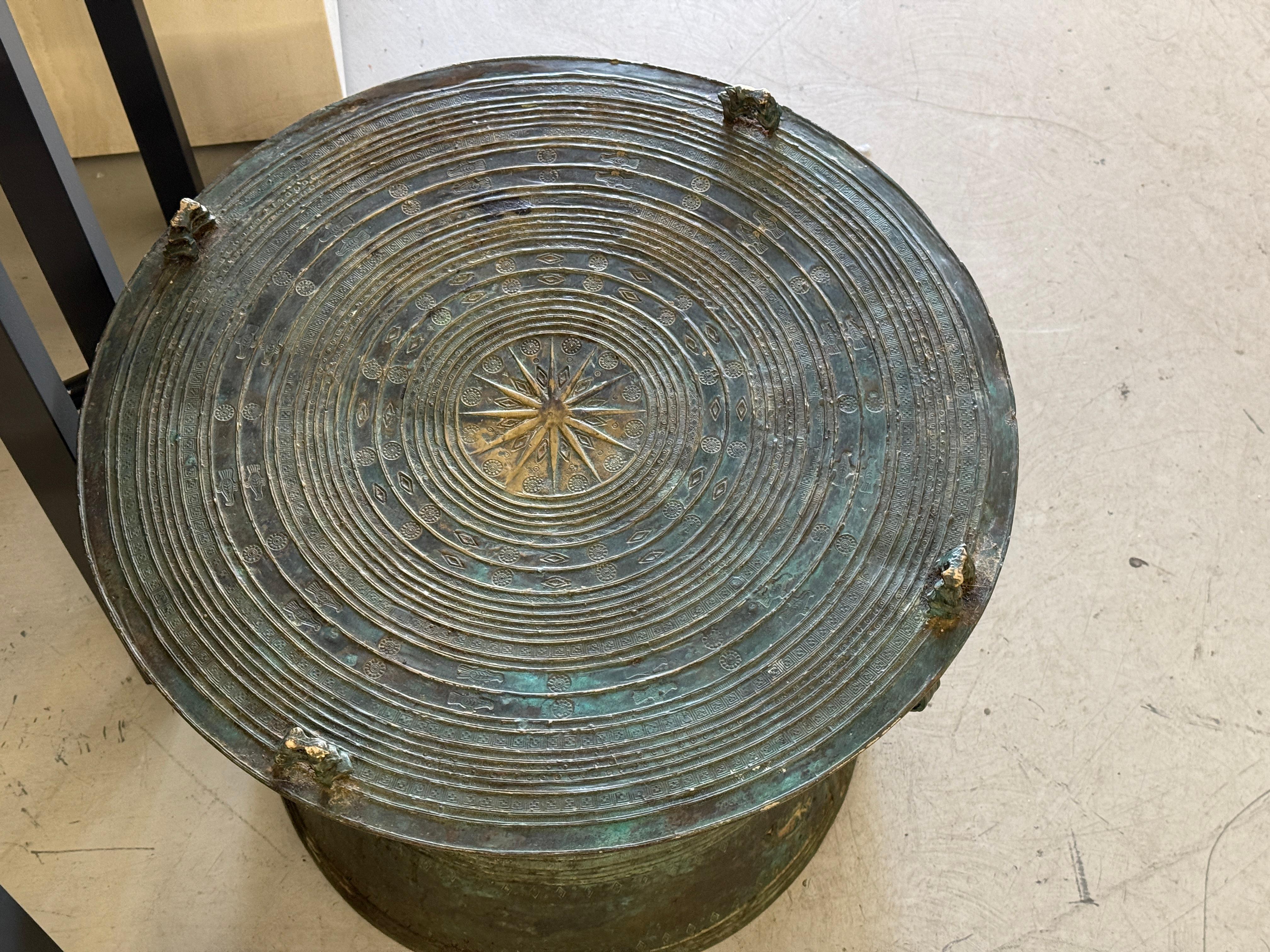 Table à tambour en bronze d'Asie du Sud-Est avec belle patine d'usage en vente 11