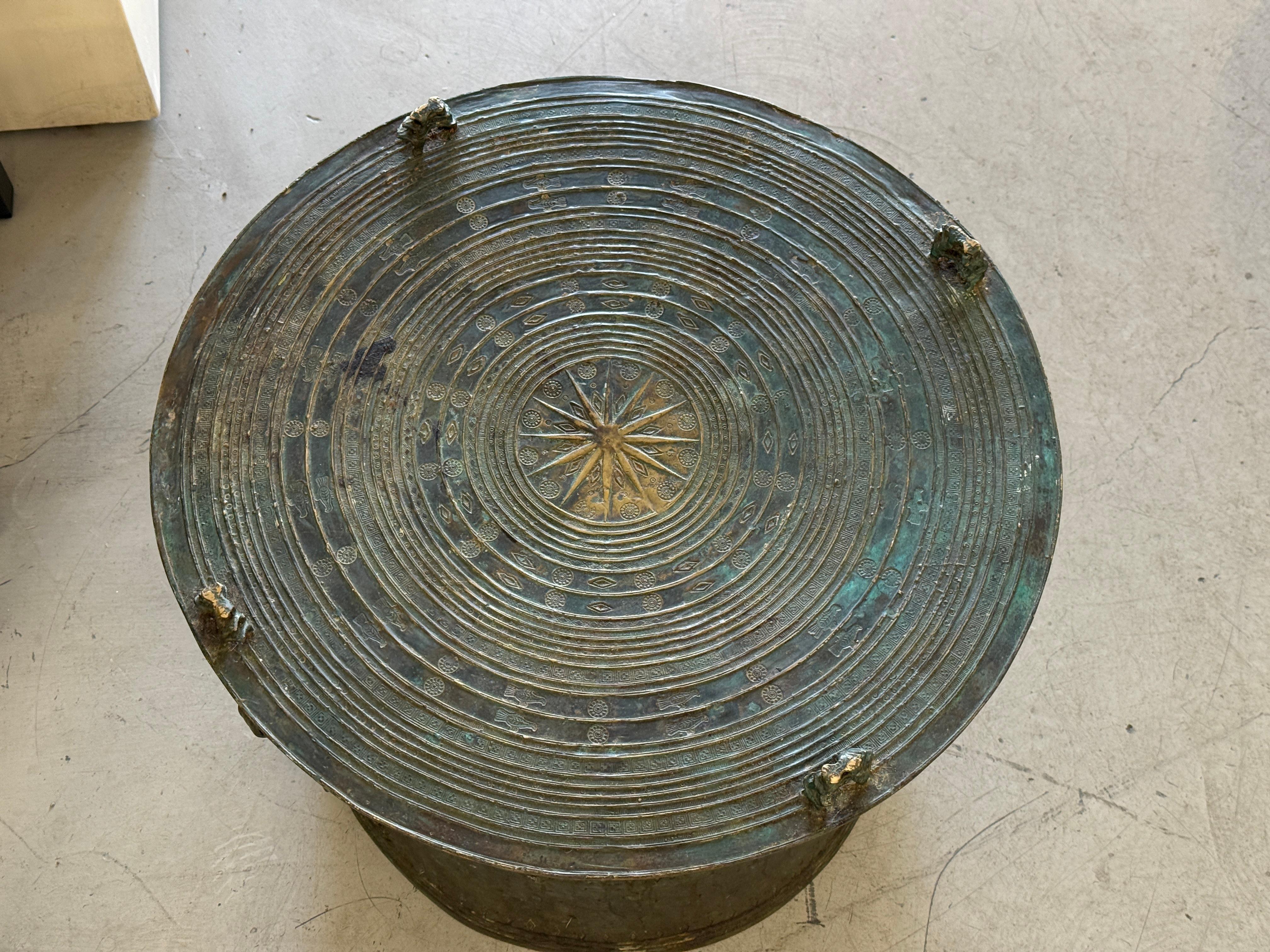 Fait main Table à tambour en bronze d'Asie du Sud-Est avec belle patine d'usage en vente
