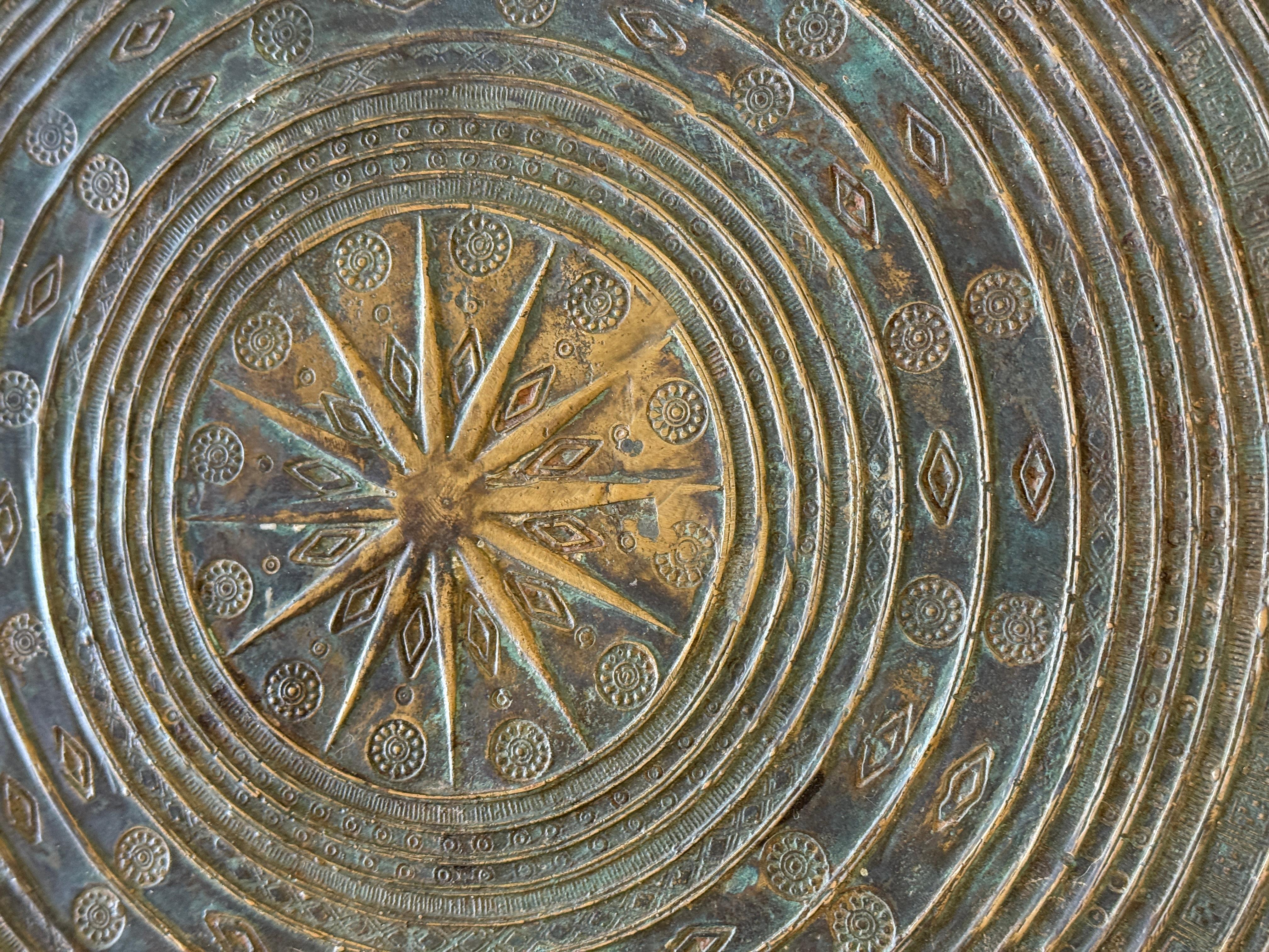 Table à tambour en bronze d'Asie du Sud-Est avec belle patine d'usage Bon état - En vente à Palm Springs, CA