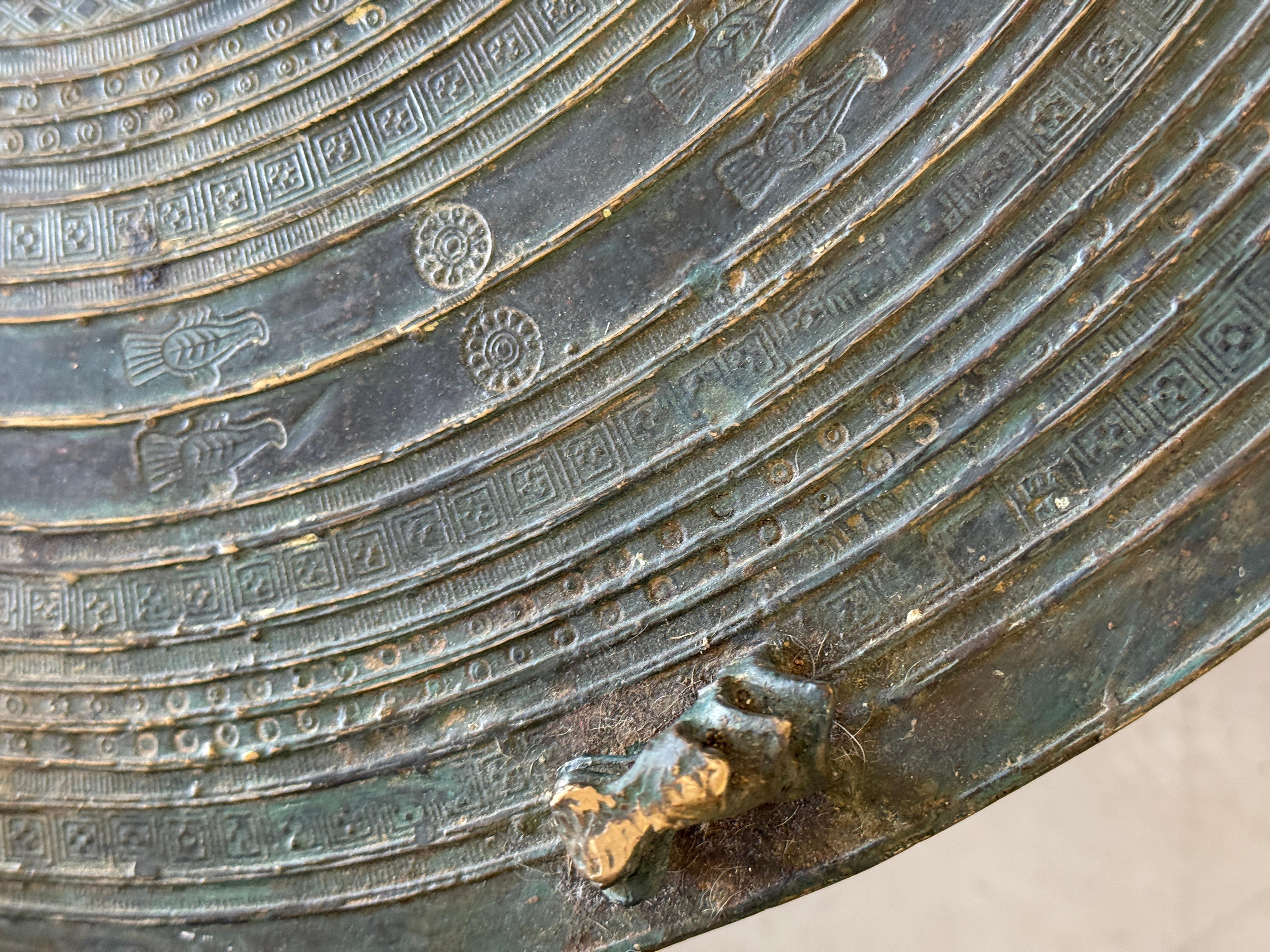 20ième siècle Table à tambour en bronze d'Asie du Sud-Est avec belle patine d'usage en vente