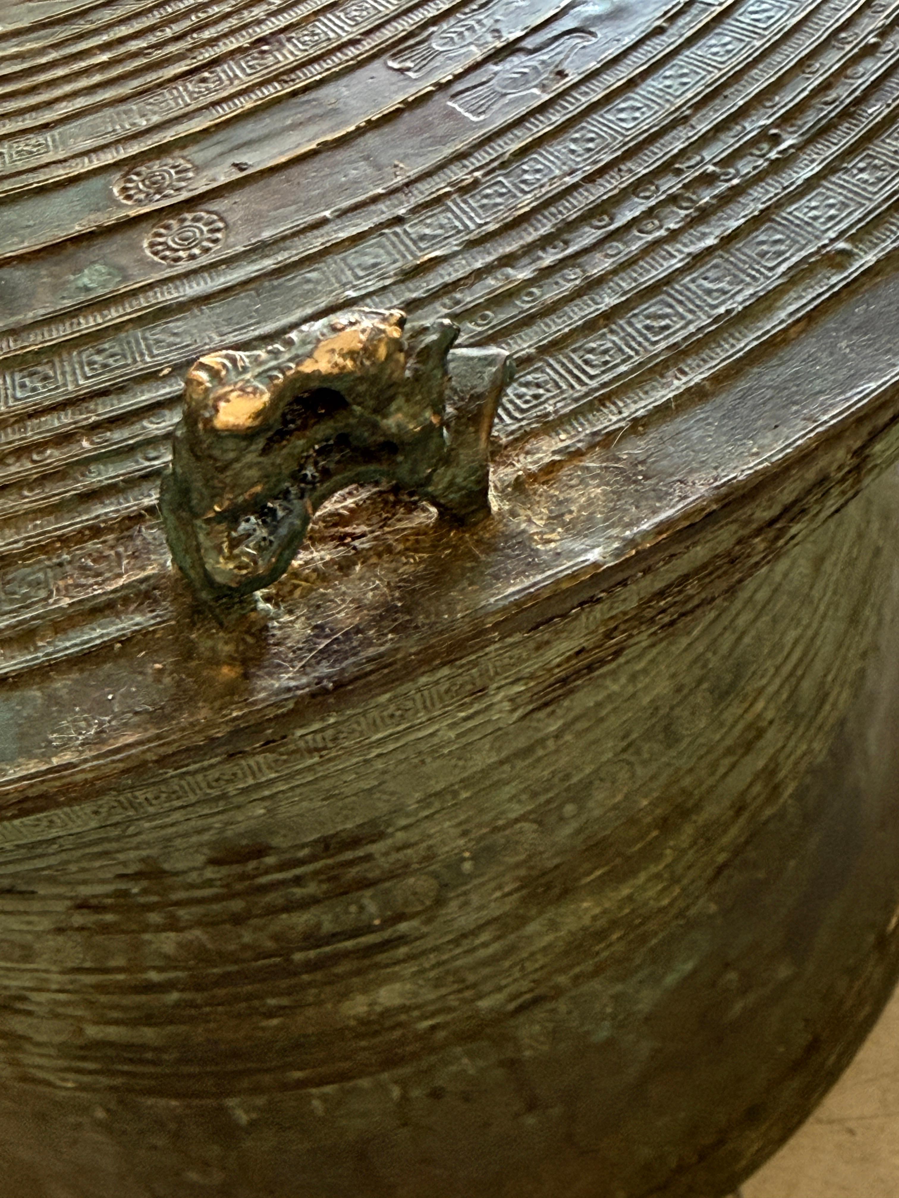 Bronze Table à tambour en bronze d'Asie du Sud-Est avec belle patine d'usage en vente