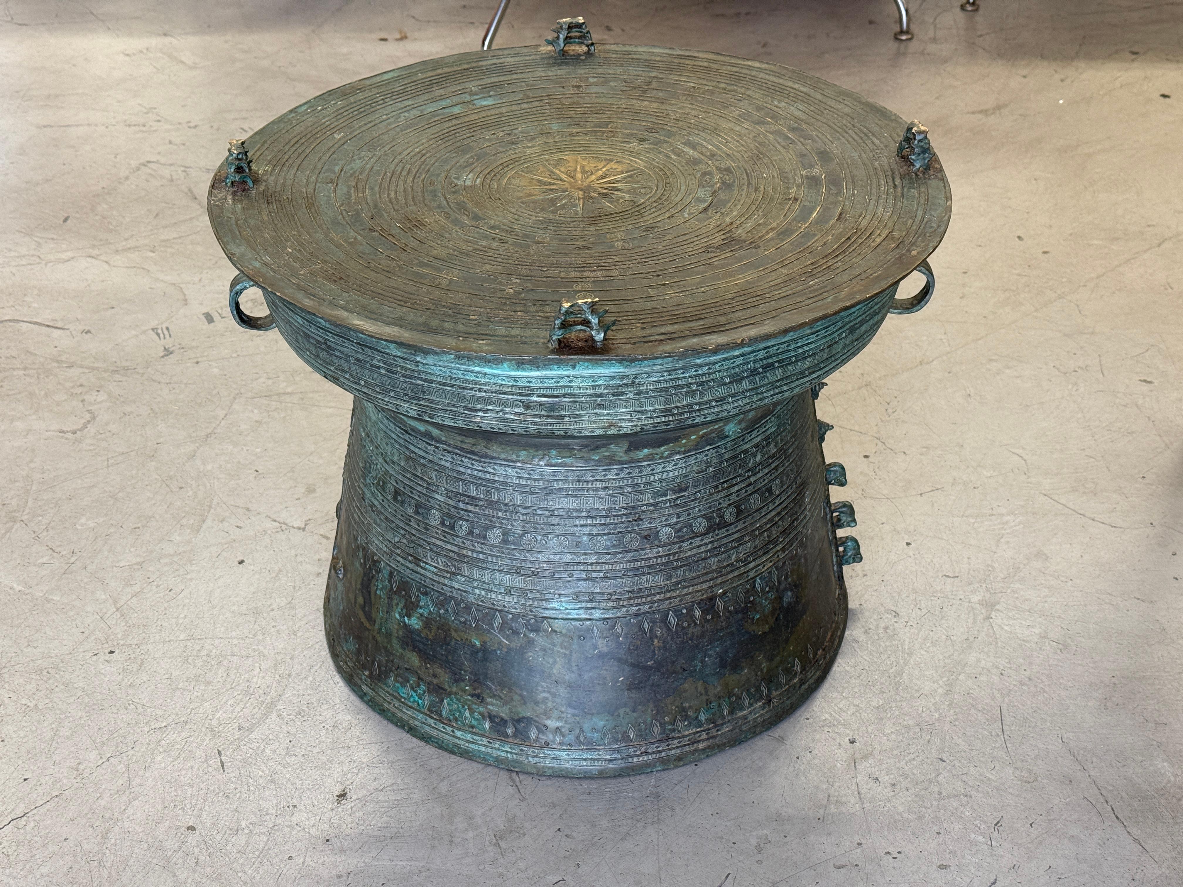 Table à tambour en bronze d'Asie du Sud-Est avec belle patine d'usage en vente 2