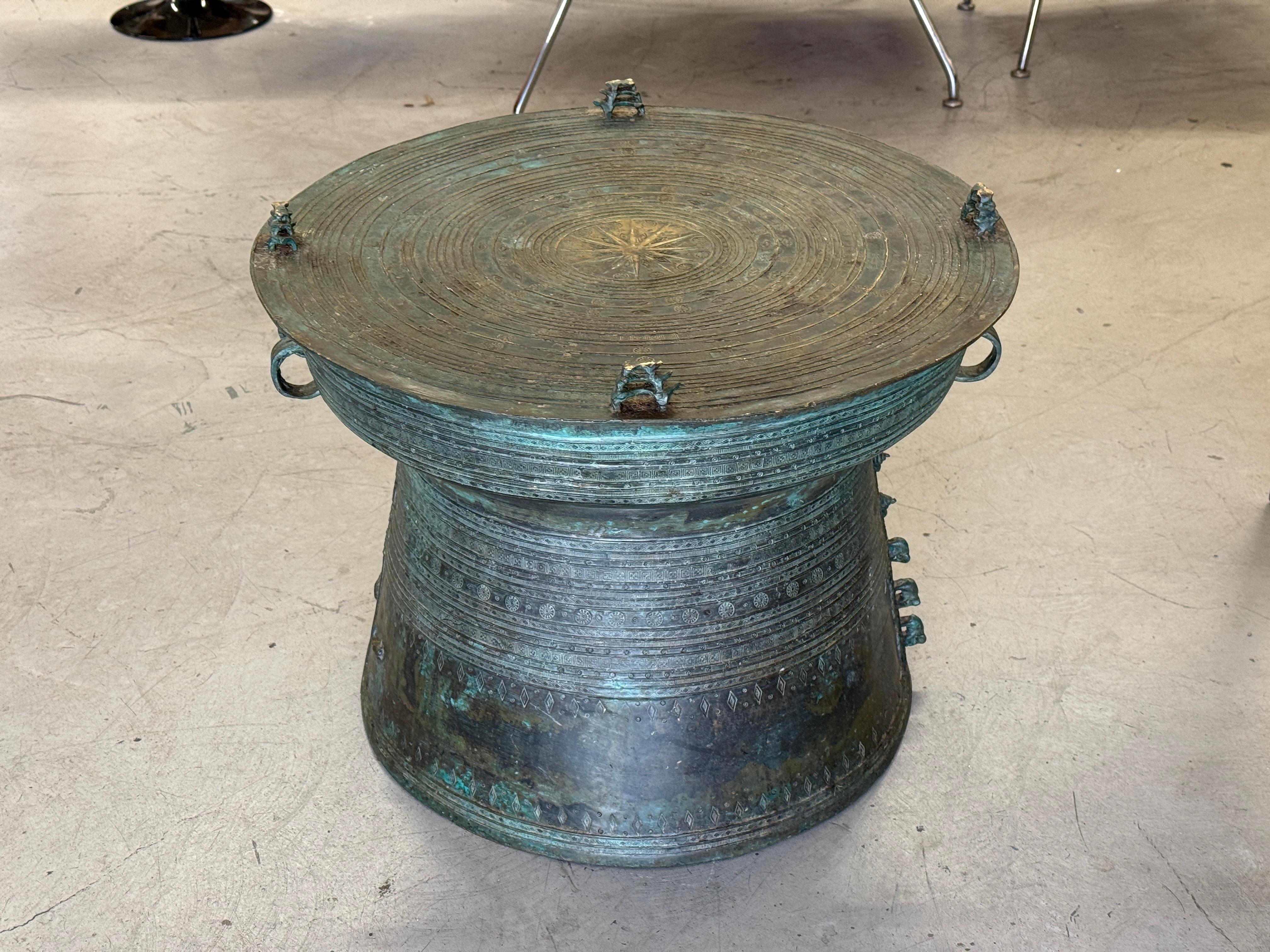 Table à tambour en bronze d'Asie du Sud-Est avec belle patine d'usage en vente 3