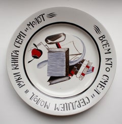 Plato de porcelana de propaganda agitadora soviética con lema revolucionario, hacia 1920