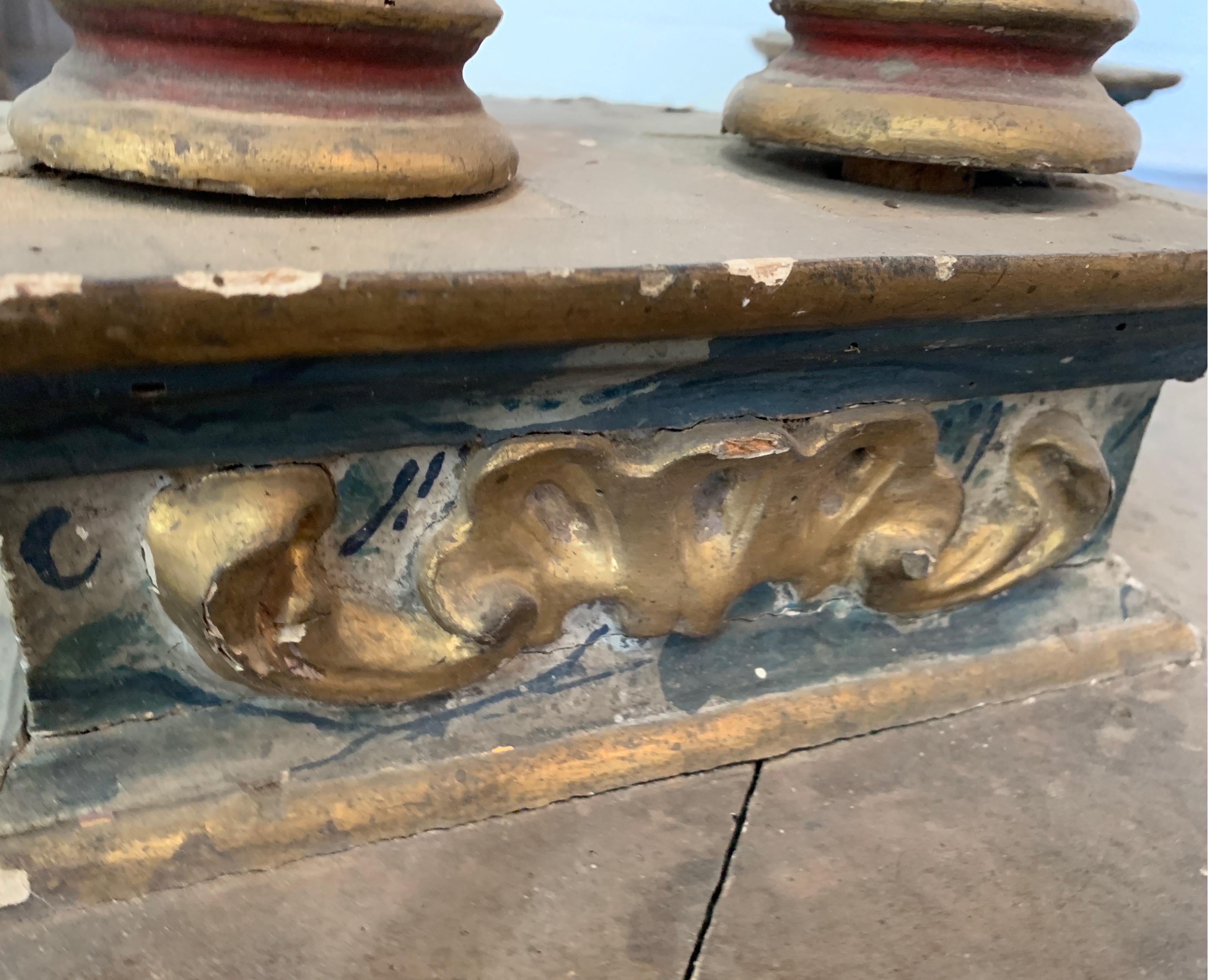 Porto Santos de principios del siglo XVII con pintura policromada original y columnas en venta 1